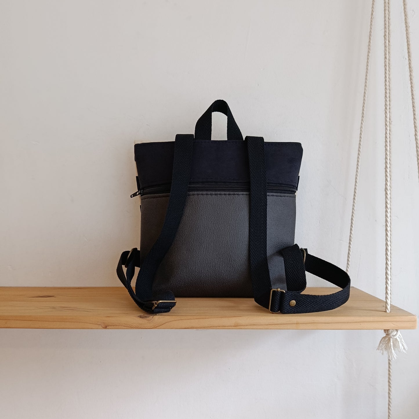 Mochila de solapa con rayas beige y negro con camel