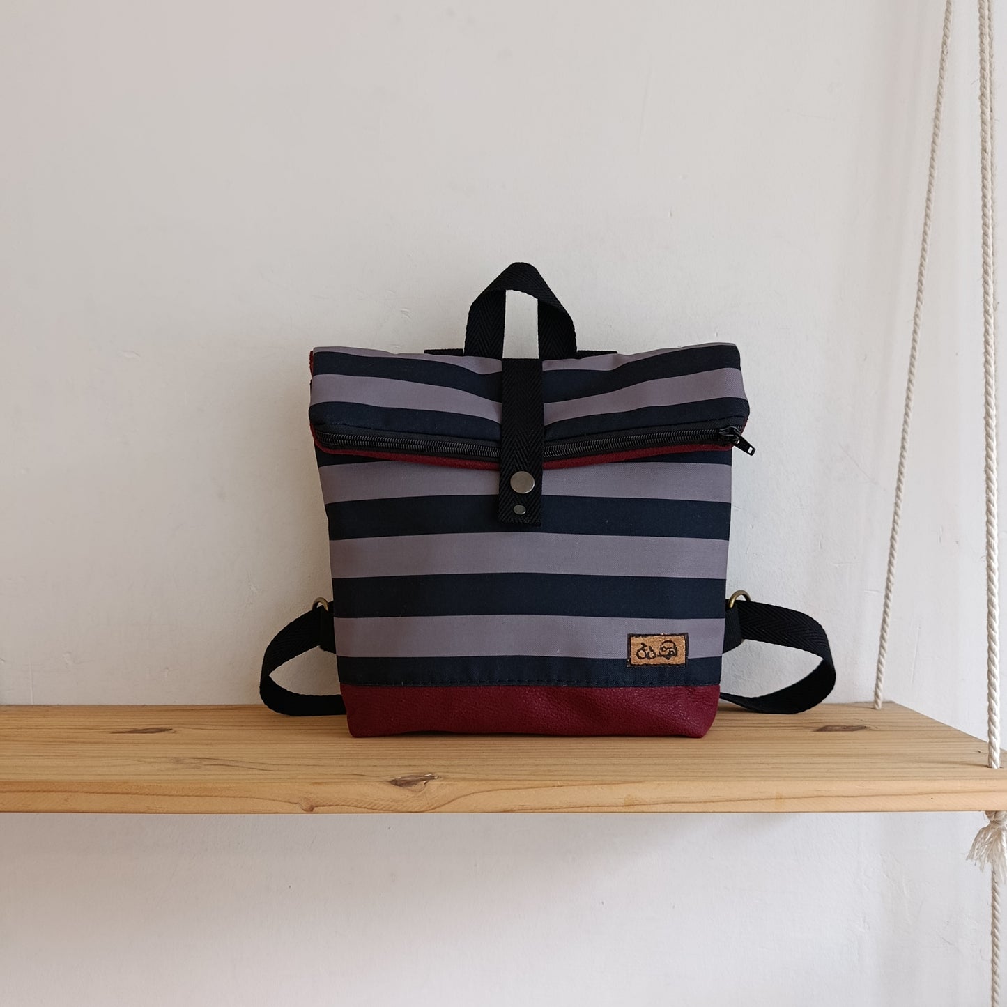 Mochila de solapa con rayas negro y gris marengo y granate