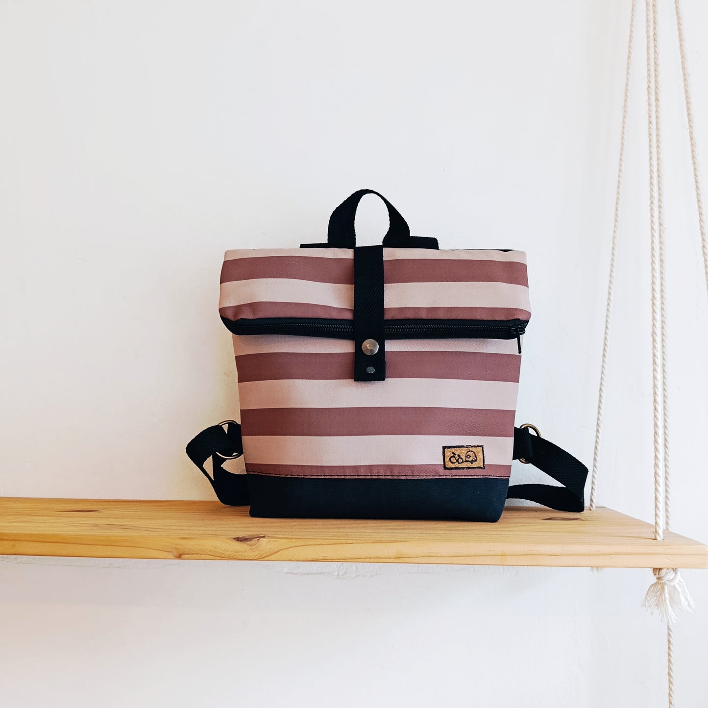 Mochila de solapa con rayas granate, rosa y negro