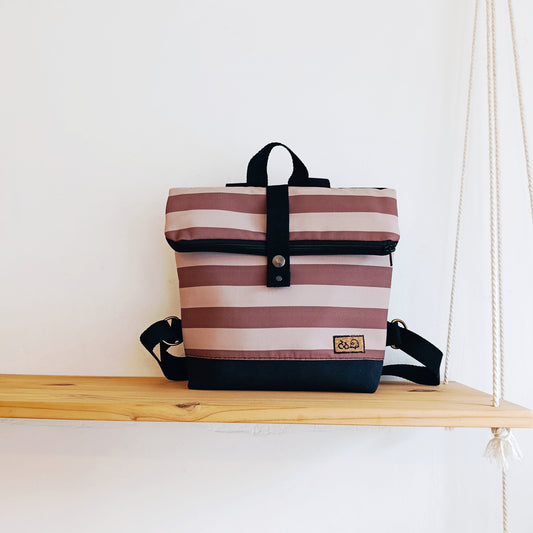 Mochila de solapa con rayas granate, rosa y negro