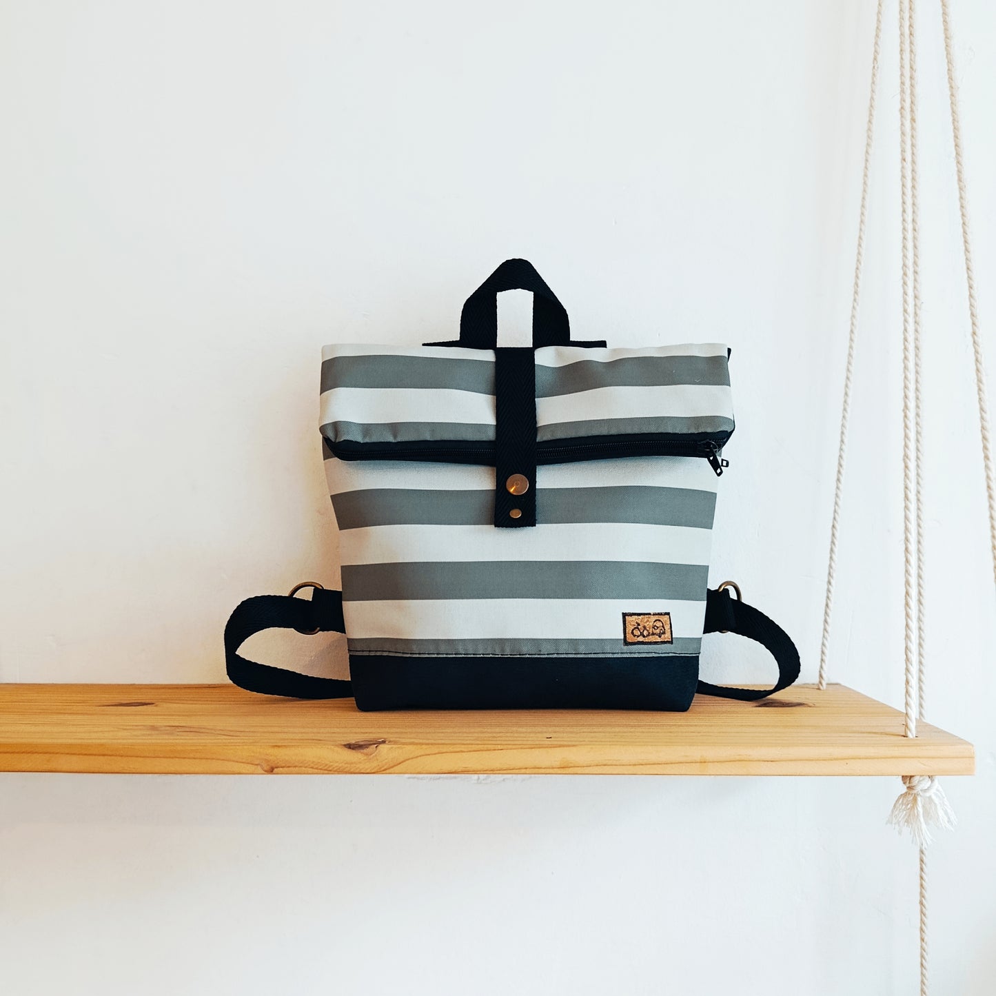 Mochila de solapa con rayas verde salvia, gris claro y negro