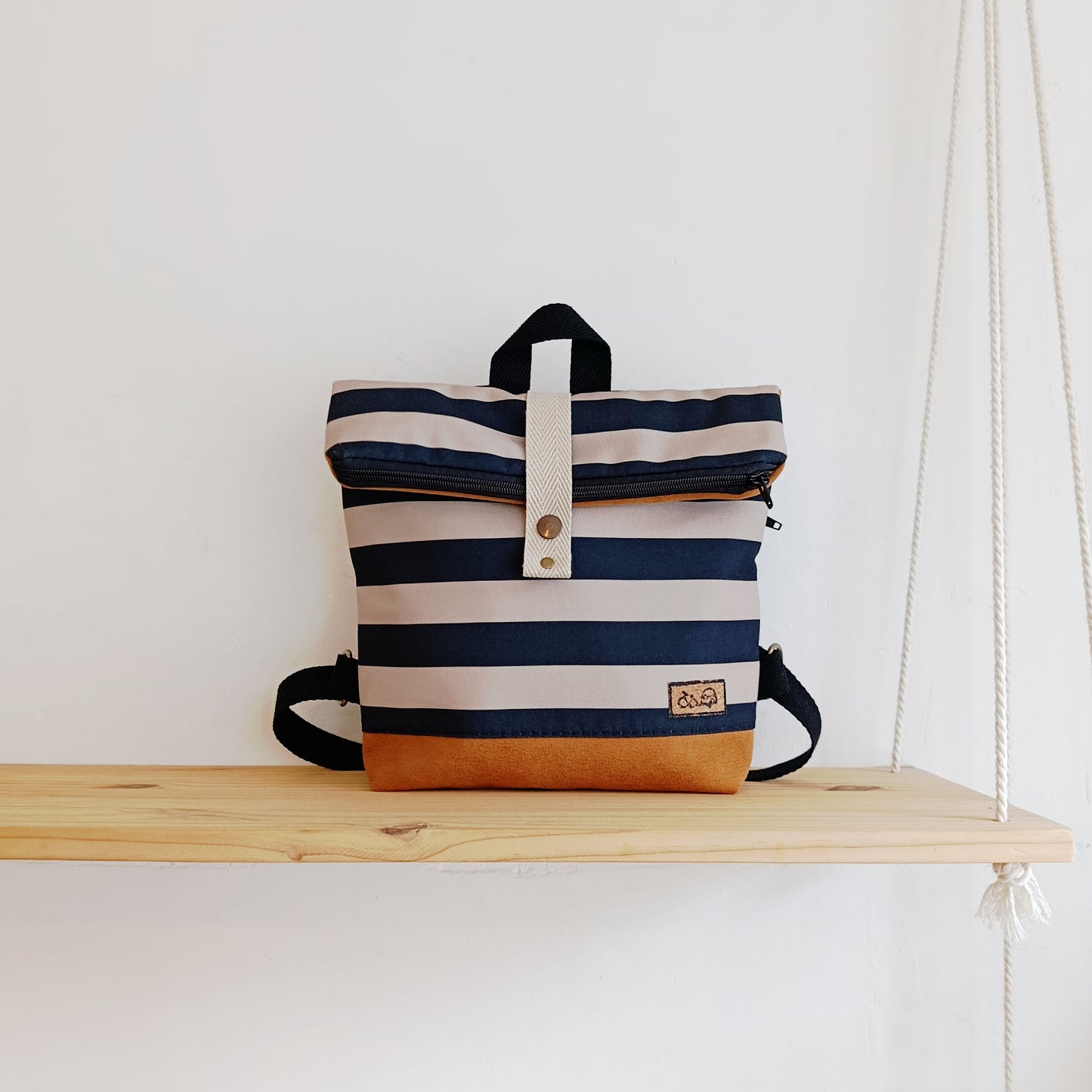 Mochila de solapa con rayas beige y negro con camel