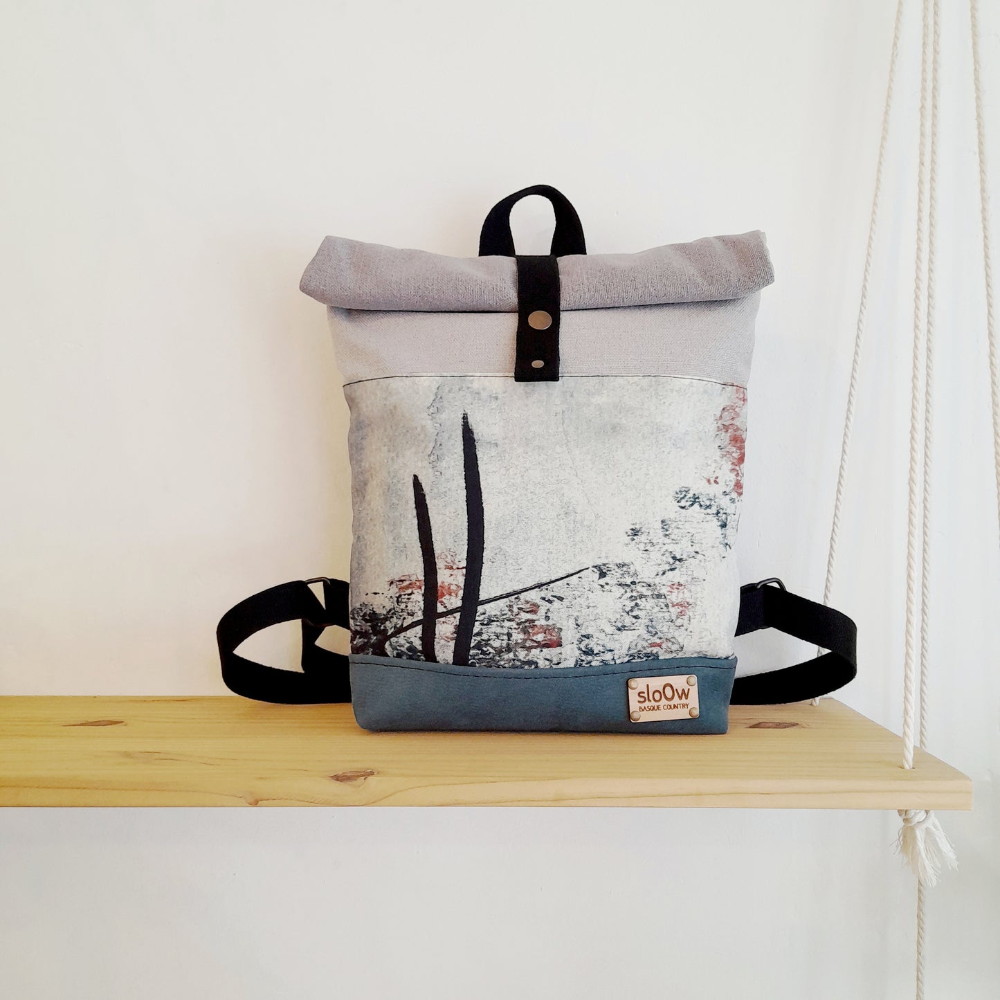 Mochila Rolltop sloOw. Textura azul con líneas verticales