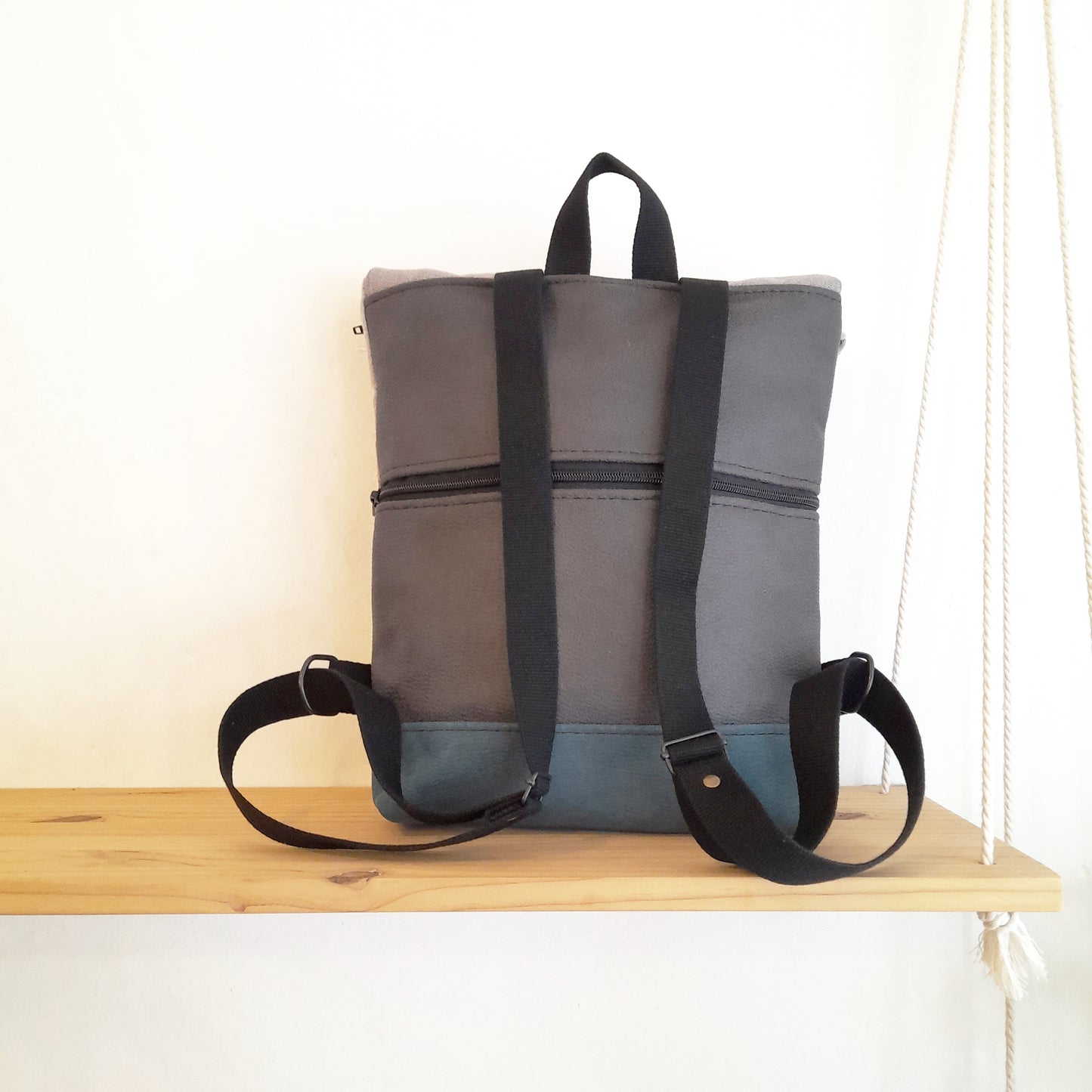 Mochila Rolltop sloOw. Textura azul con líneas verticales