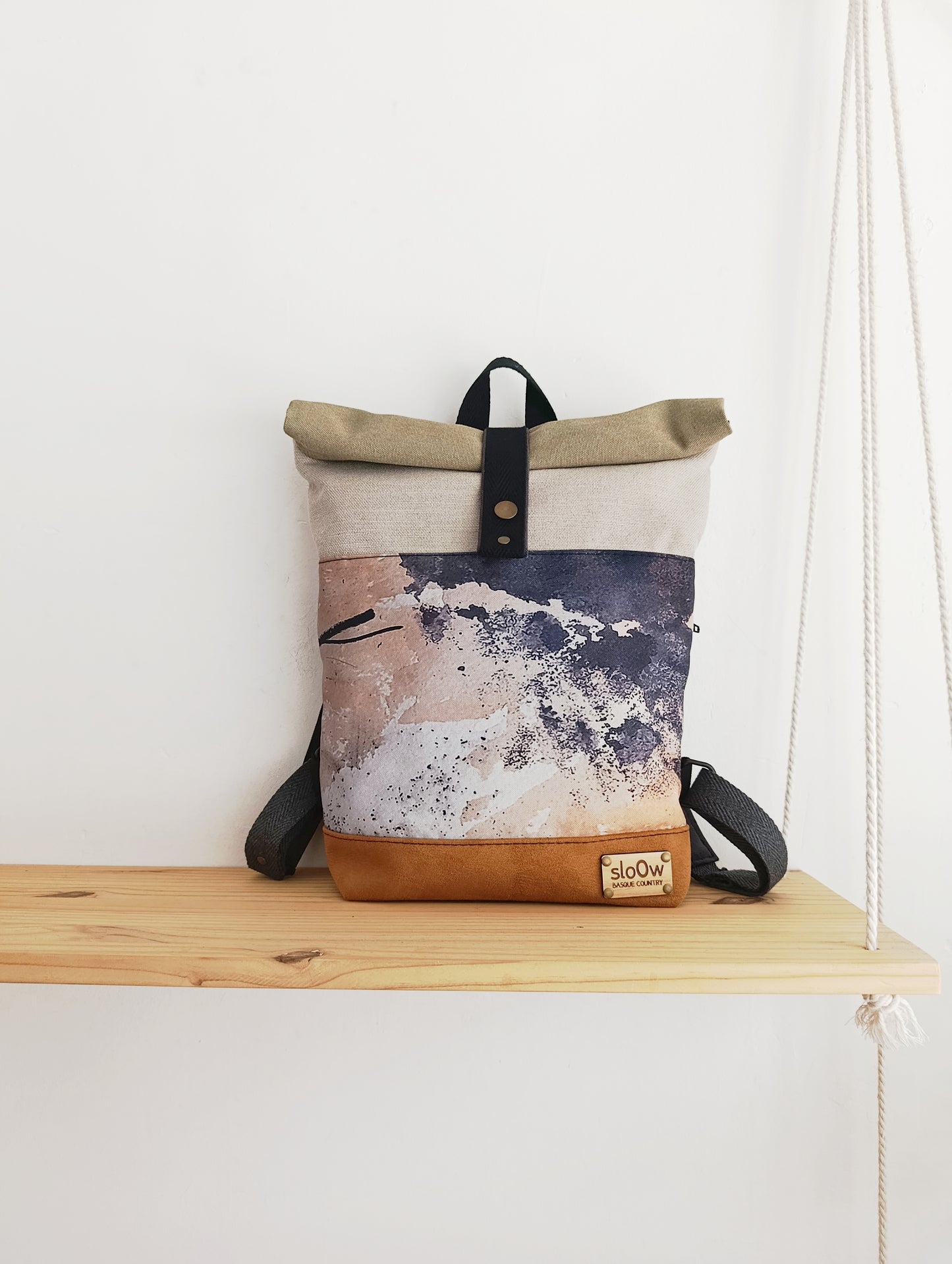 Mochila Rolltop sloOw. Textura beige con camel y kaki