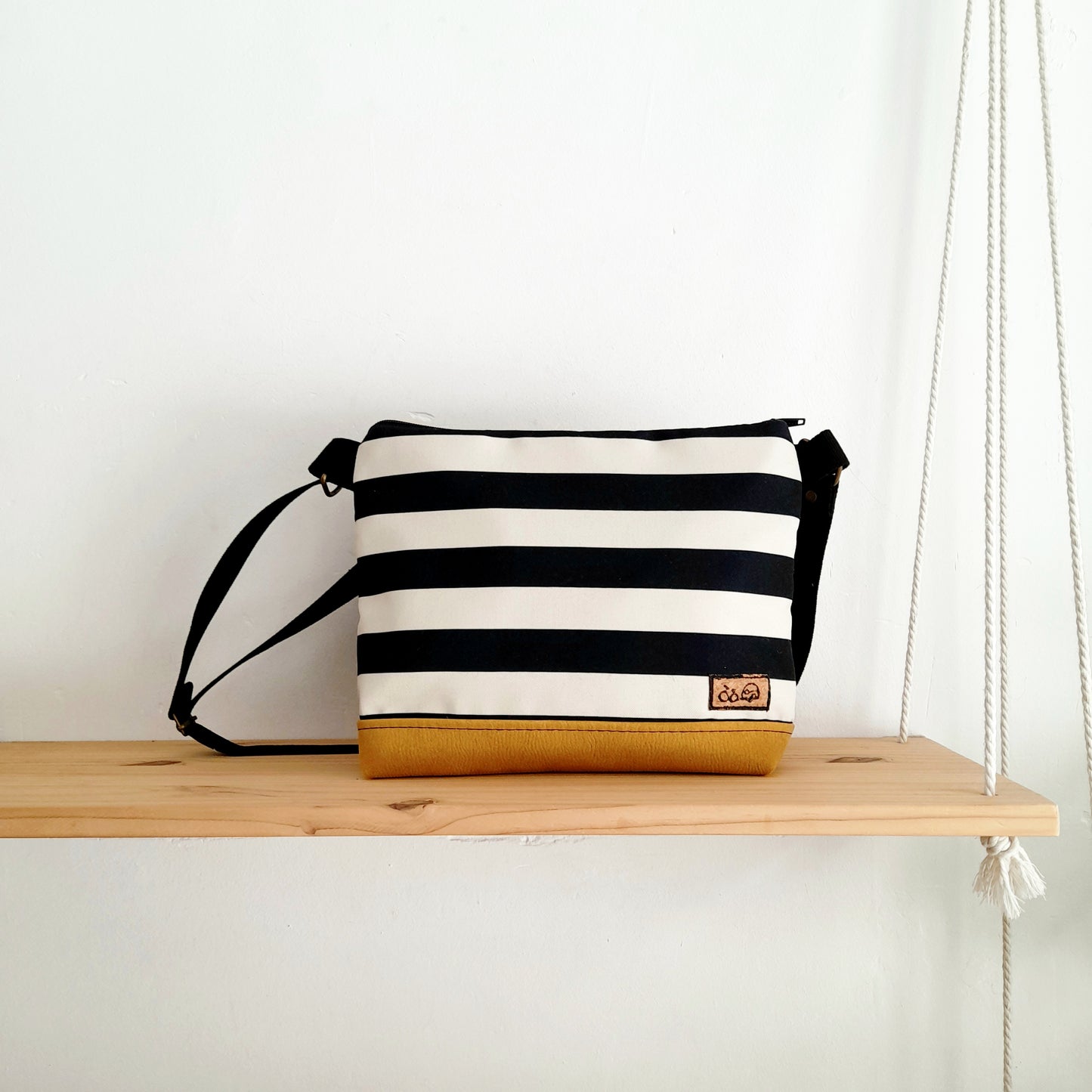 Bolso mediano de Rayas blanco y negro con mostaza