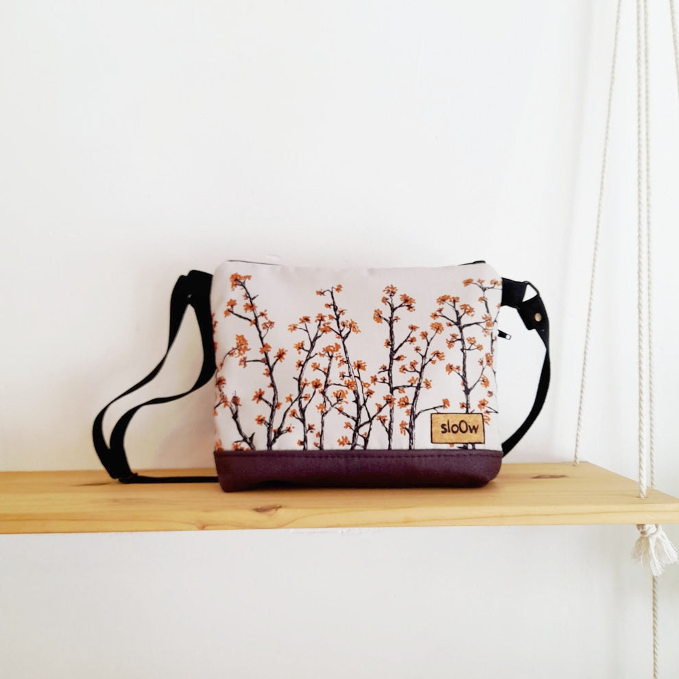 Bolso mediano sloOw. Ramas japonesas con morado