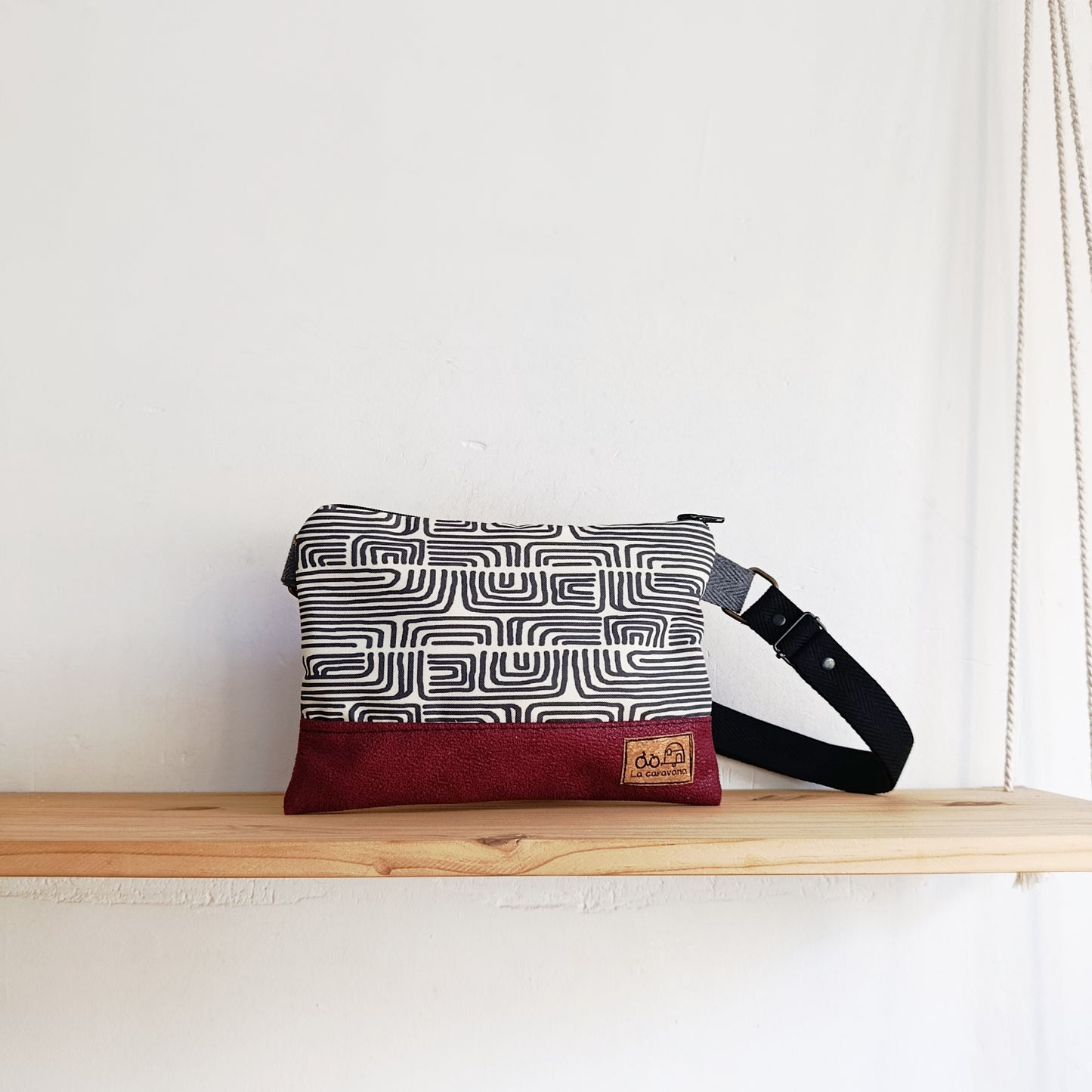 Bolso pequeño de Laberintos grises con granate