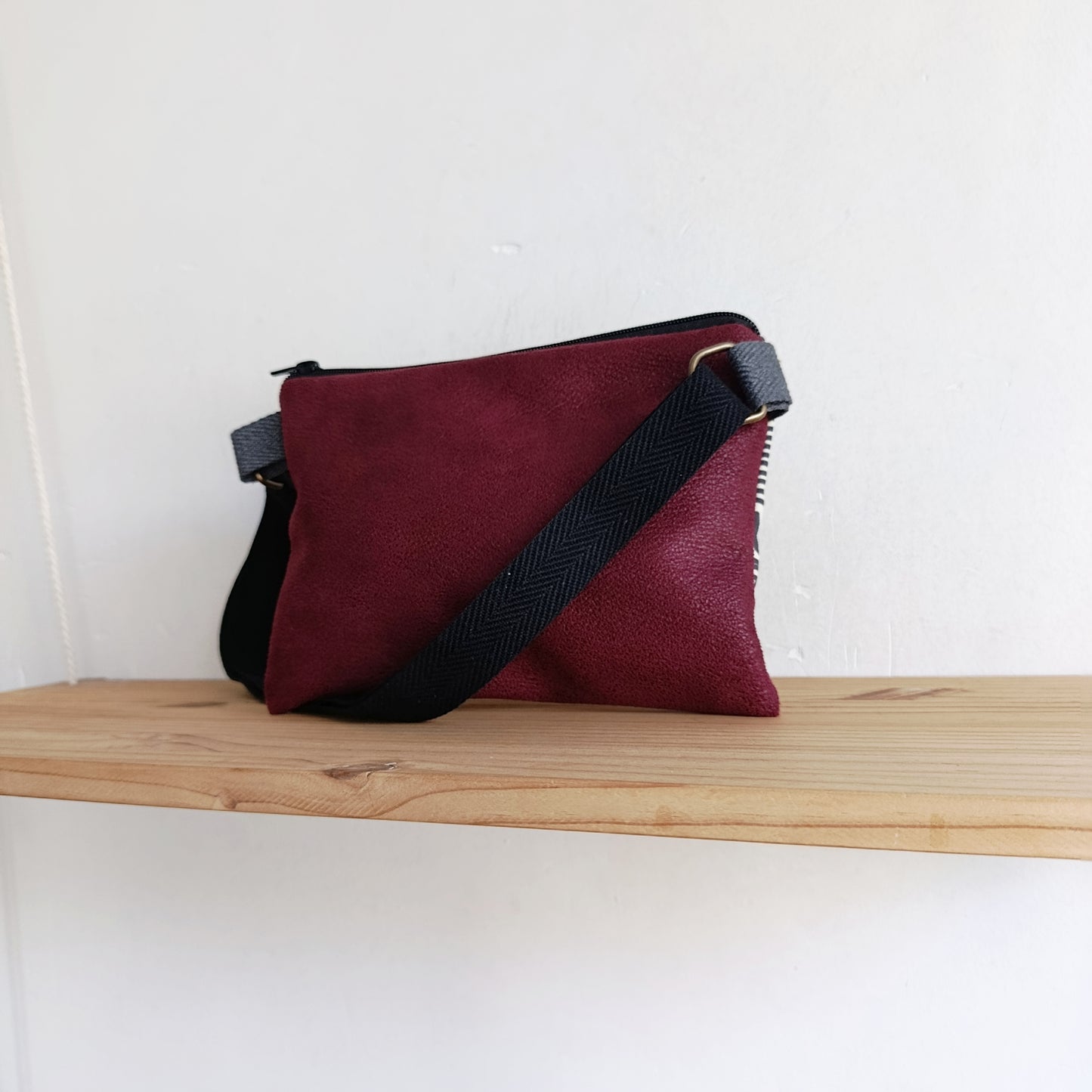 Bolso pequeño de Laberintos grises con granate