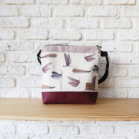 Bolso cuadrado sloOw. Con libélulas claras, grandes y rosa