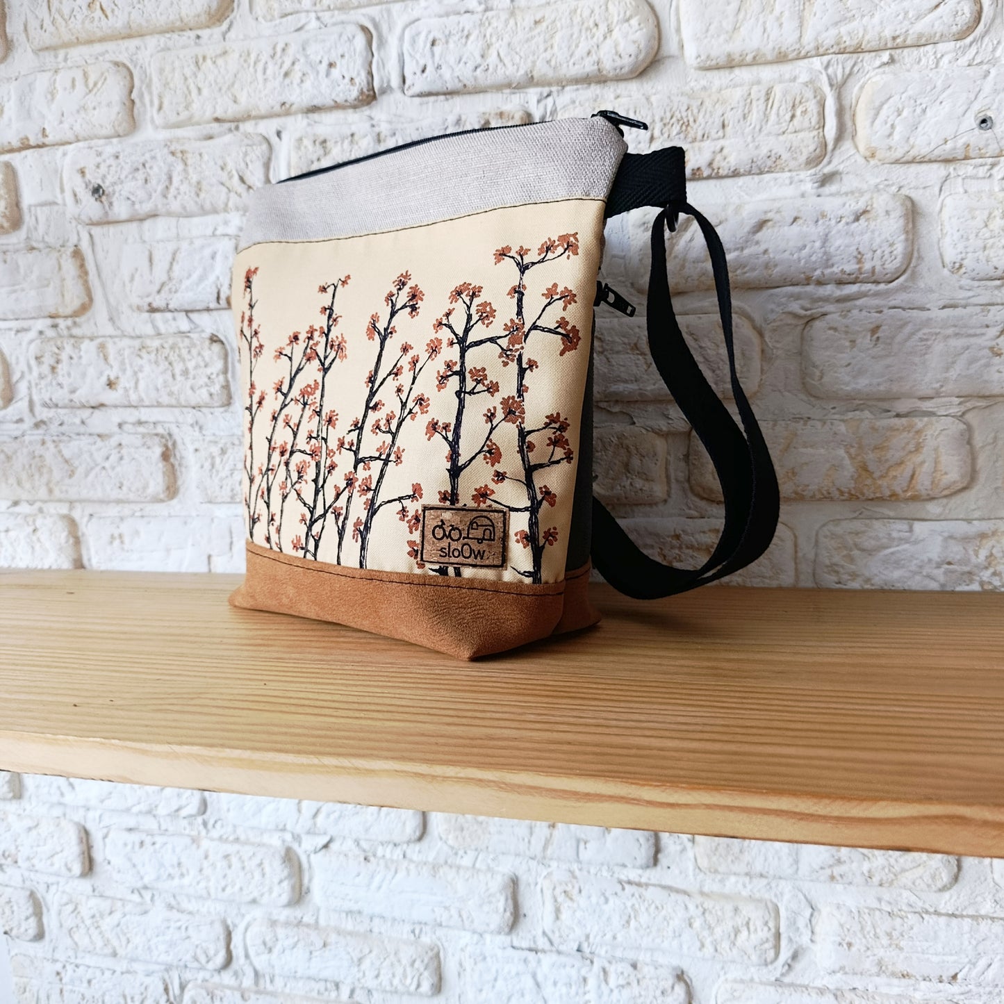Bolso cuadrado sloOw. Con Ramas japonesas fondo papaya, beige y camel