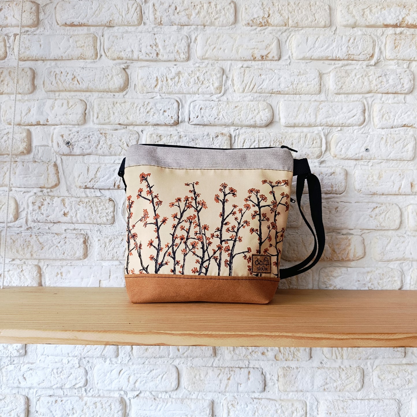 Bolso cuadrado sloOw. Con Ramas japonesas fondo papaya, beige y camel