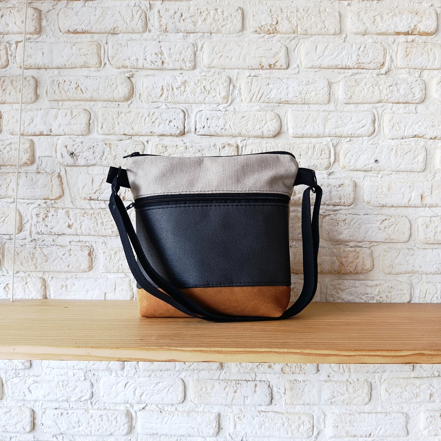 Bolso cuadrado sloOw. Con hojas granates, amarillo y camel