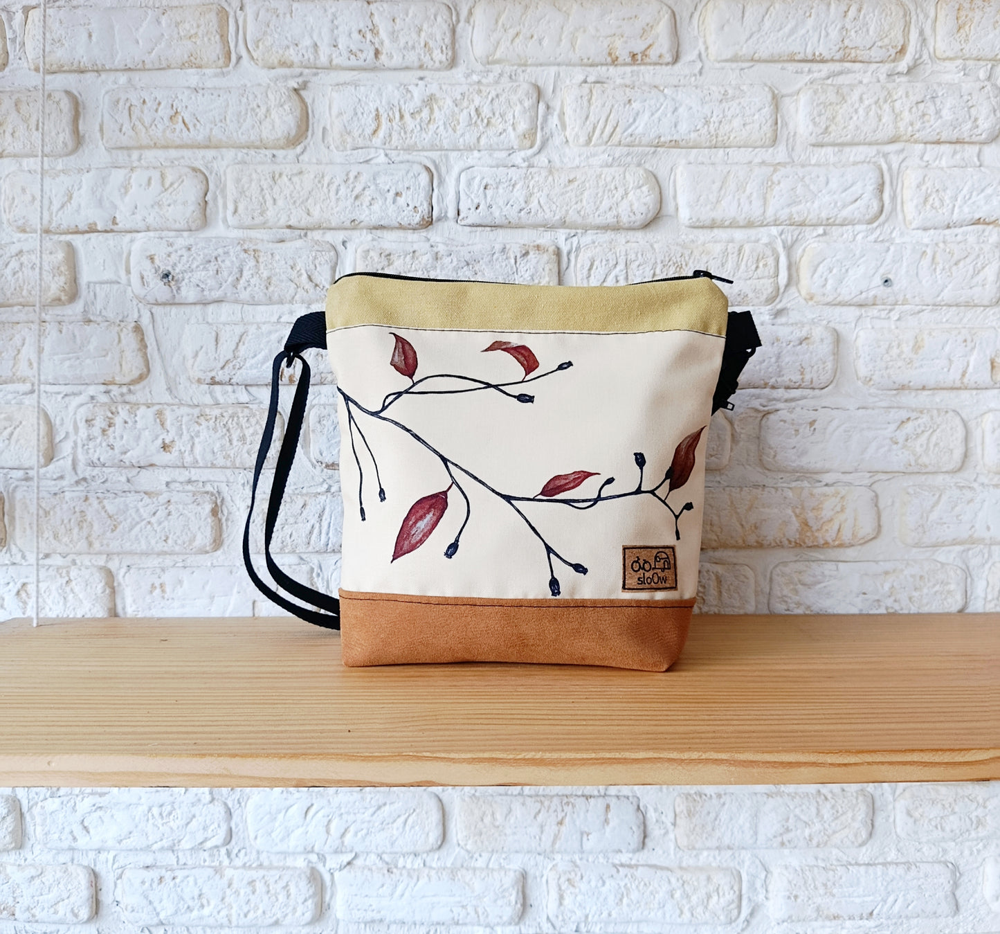 Bolso cuadrado sloOw. Con hojas granates, amarillo y camel