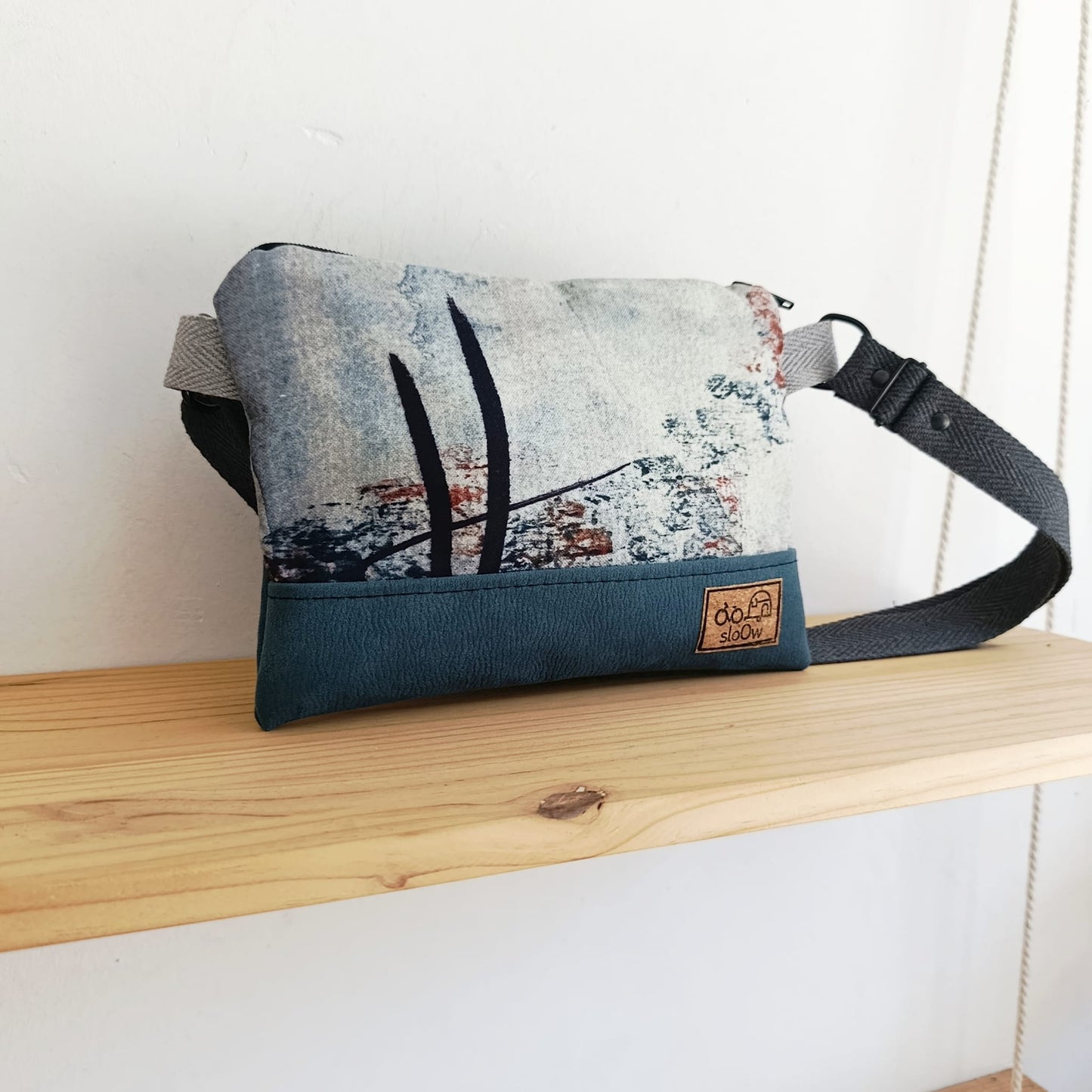 Bolso pequeño sloOw con Paisaje azul y líneas verticales