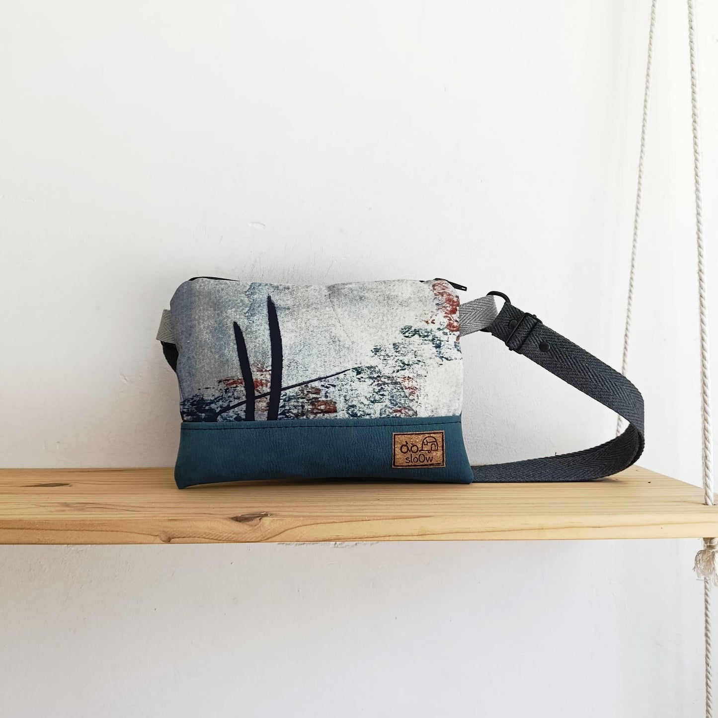Bolso pequeño sloOw con Paisaje azul y líneas verticales