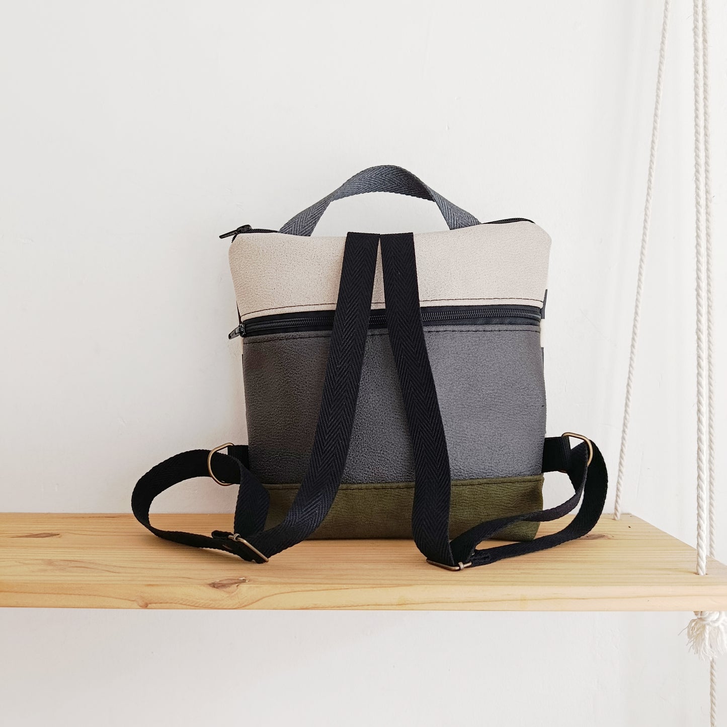 Mochila cuadrada de rayas gris oscuro y beige, con beige y verde