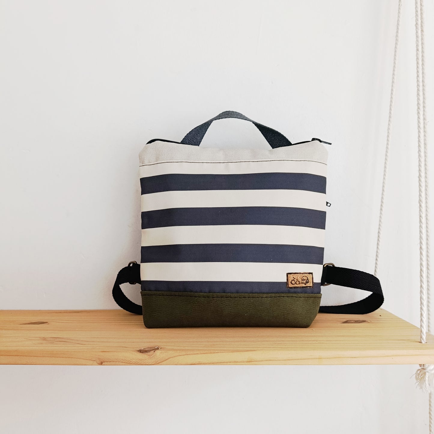 Mochila cuadrada de rayas gris oscuro y beige, con beige y verde
