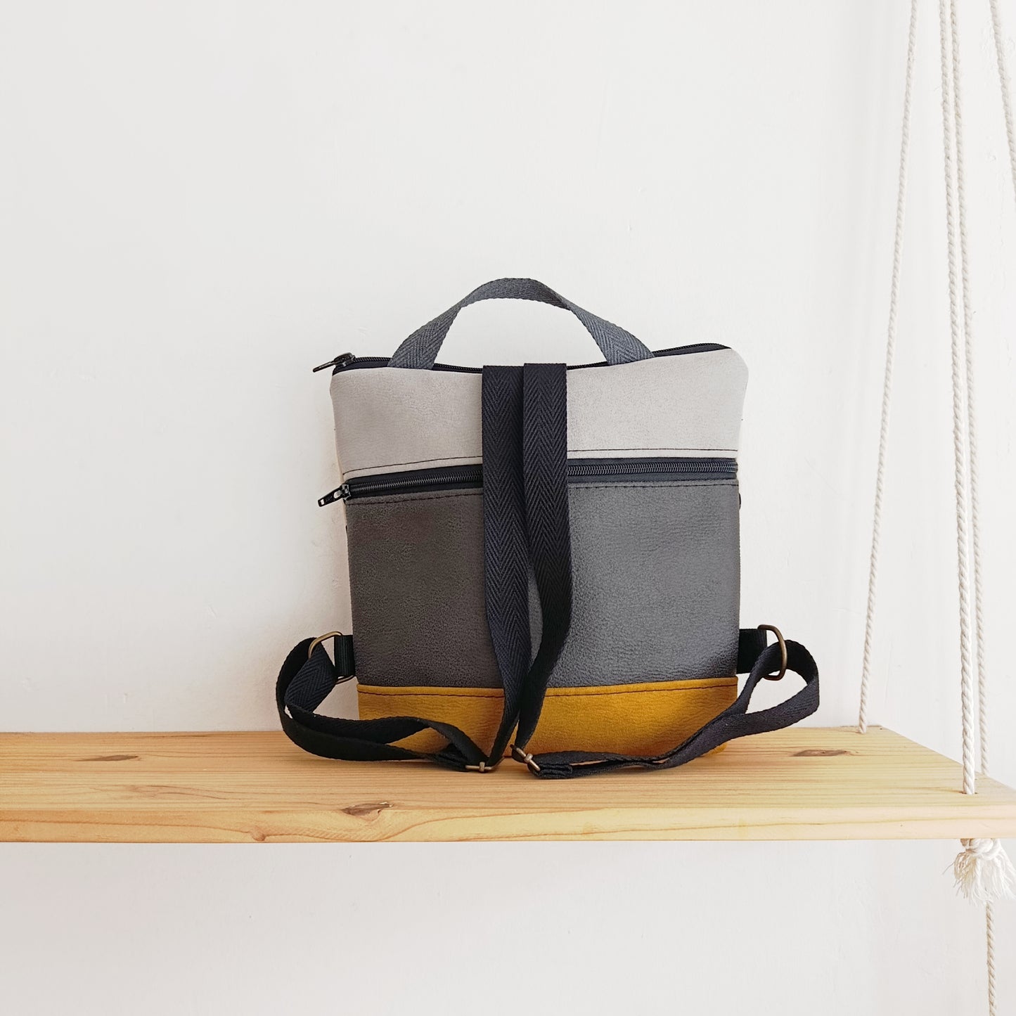Mochila cuadrada con circulillos, mostaza y gris claro