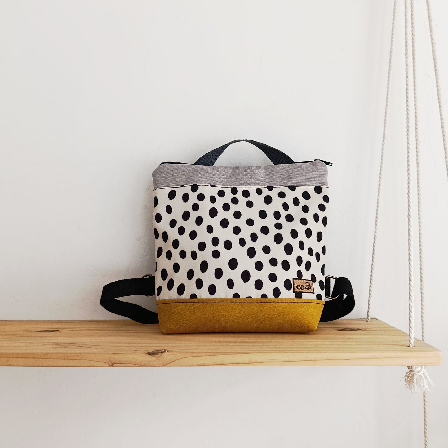 Mochila cuadrada con circulillos, mostaza y gris claro