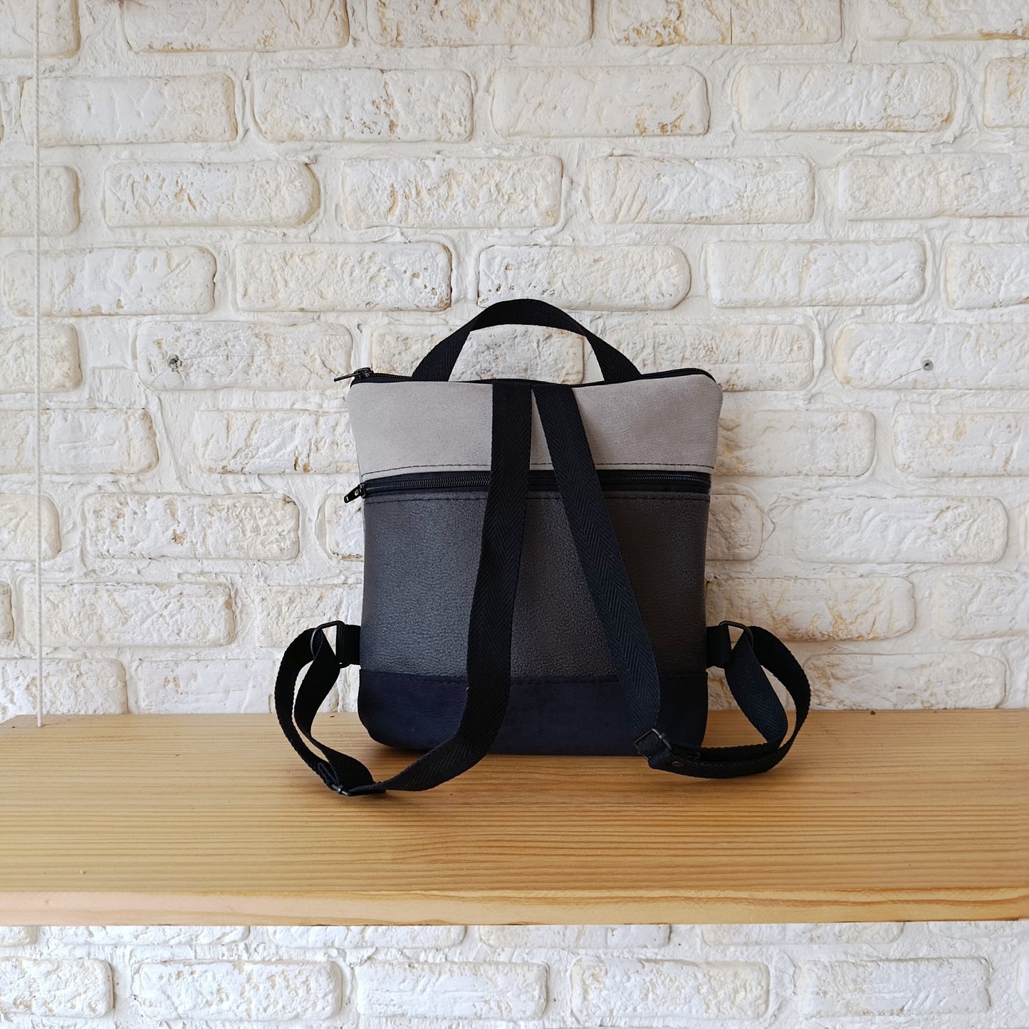 Mochila cuadrada sloOw. Flor azul con negro y gris claro
