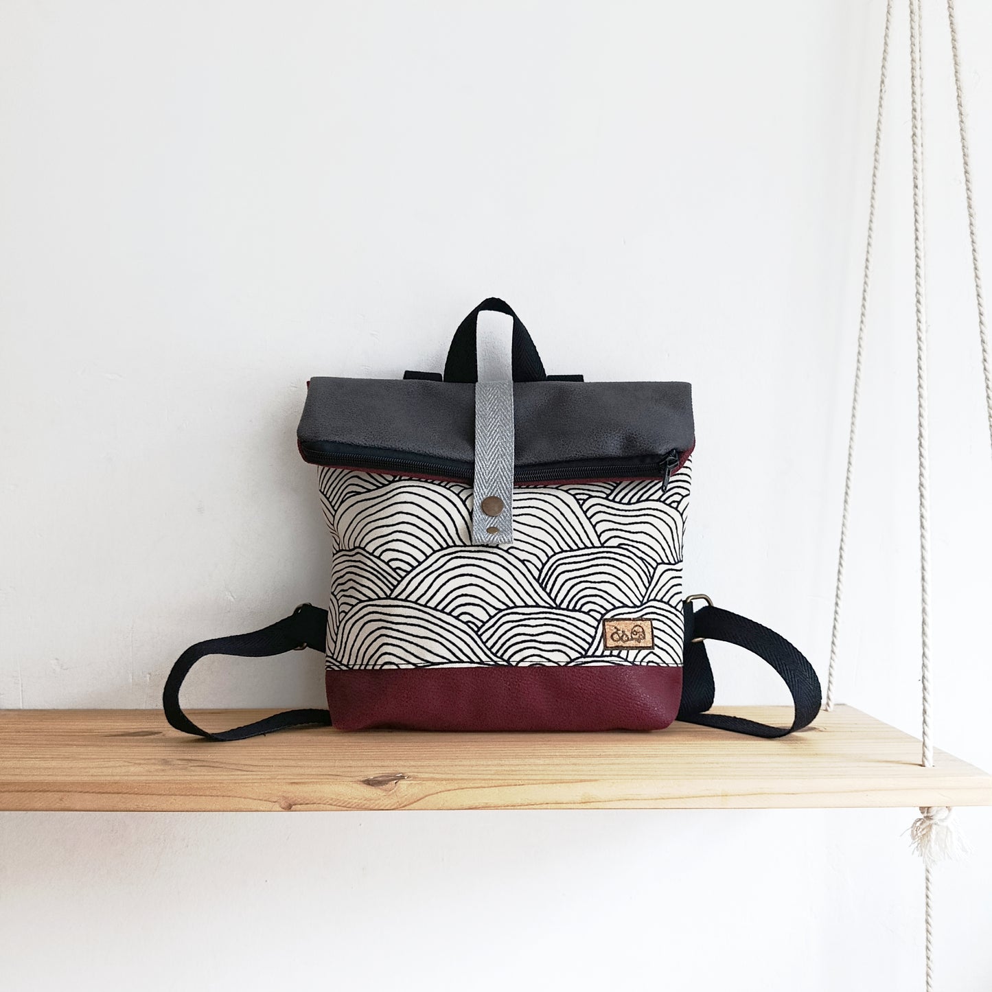 Mochila de solapa con ondas blanco y negro, granate y gris