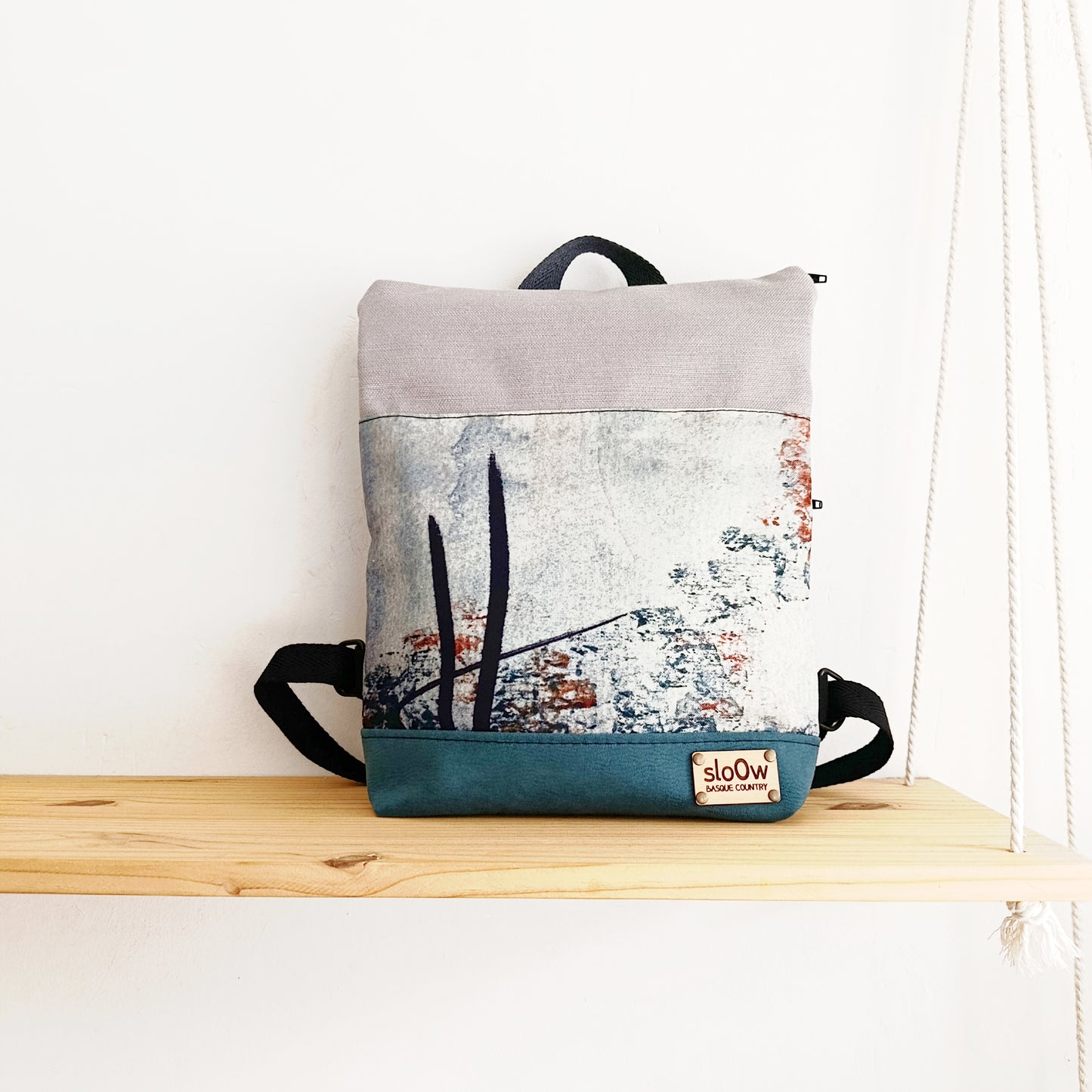 Mochila alta sloOw. Líneas verticales y azul