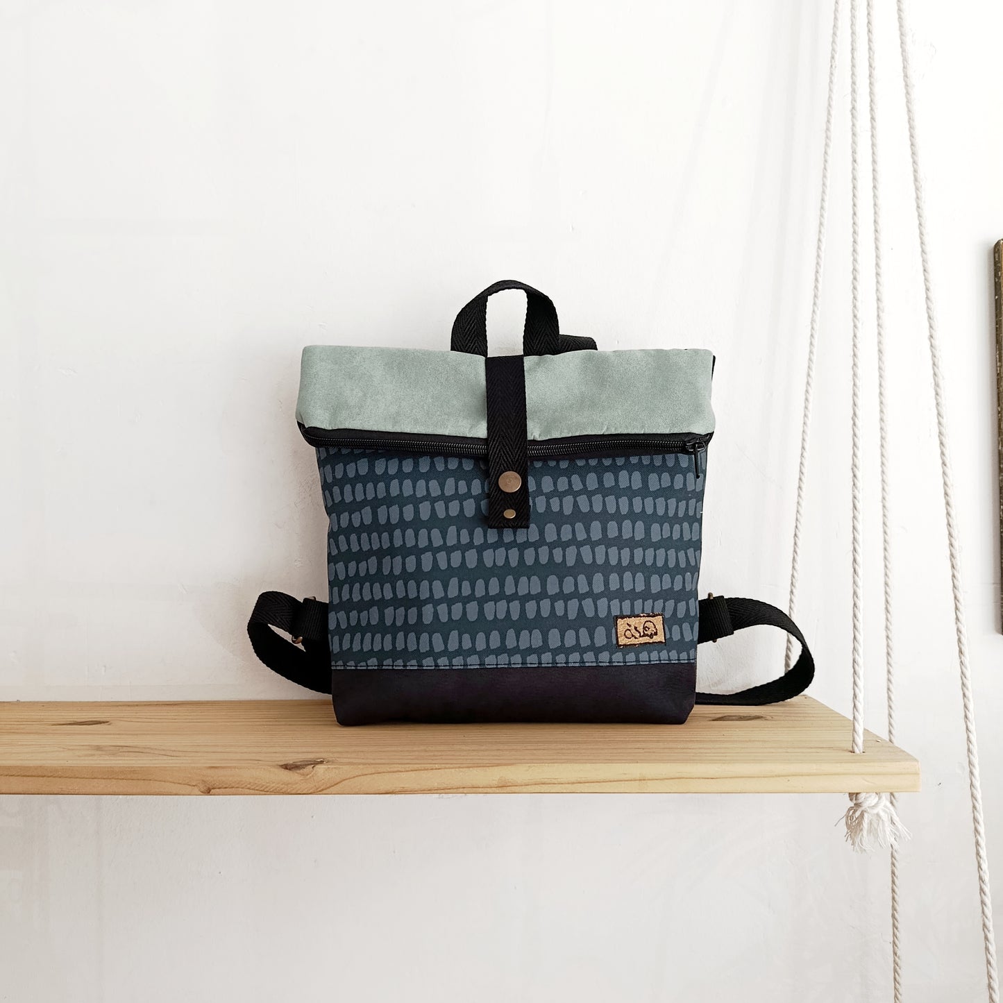 Mochila de solapa con huellas turquesas y azul claro