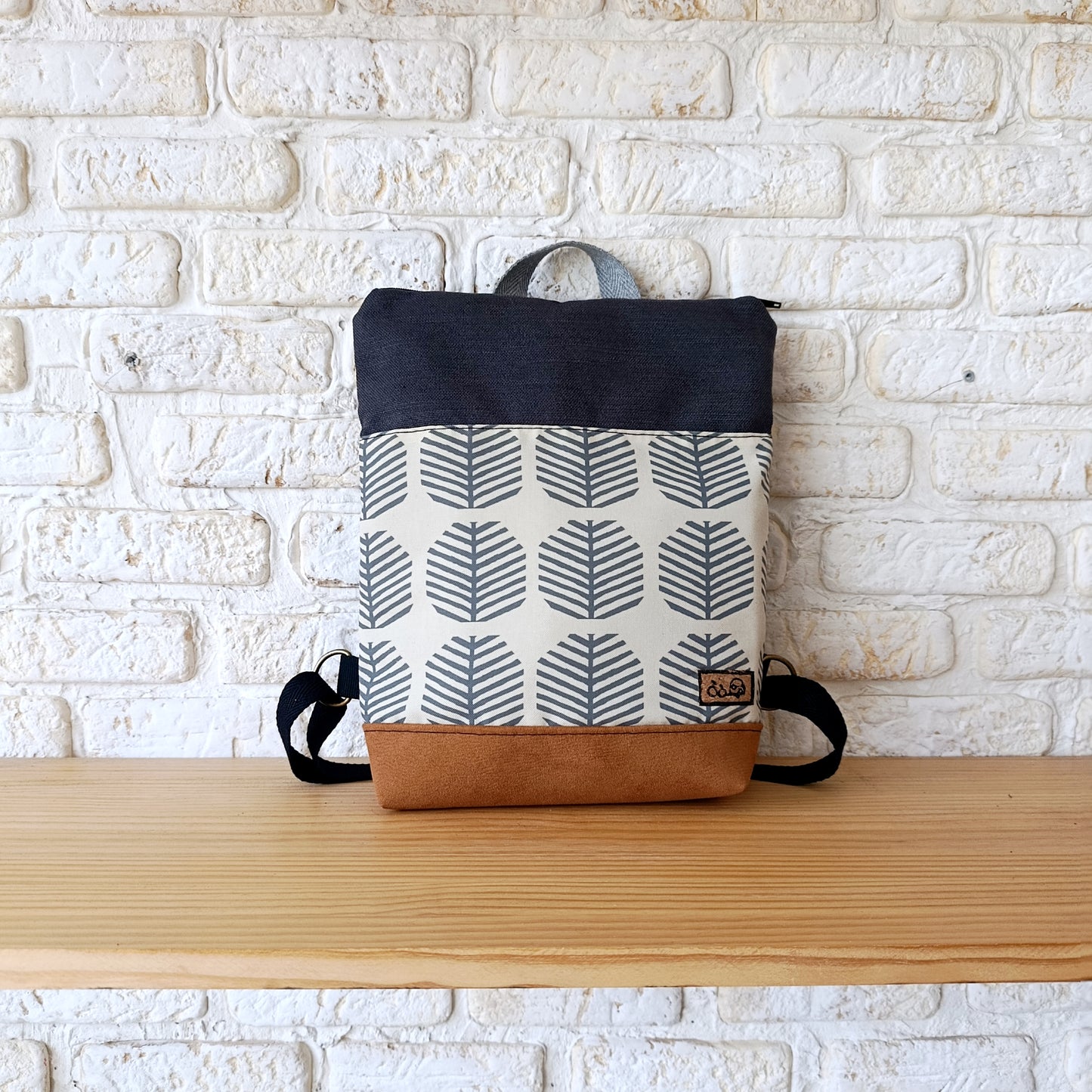 Mochila alta con arbolillos grises, camel y gris oscuro
