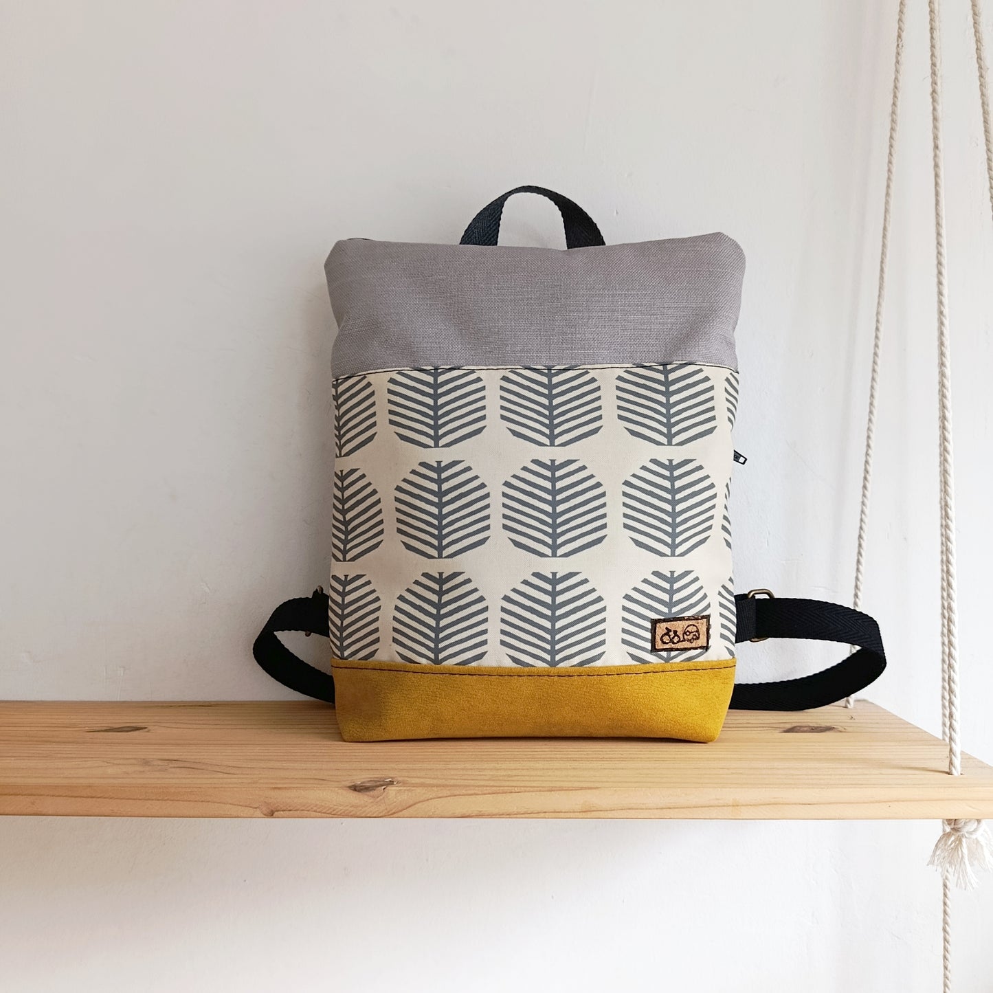 Mochila alta con arbolillos grises, mostaza y gris claro