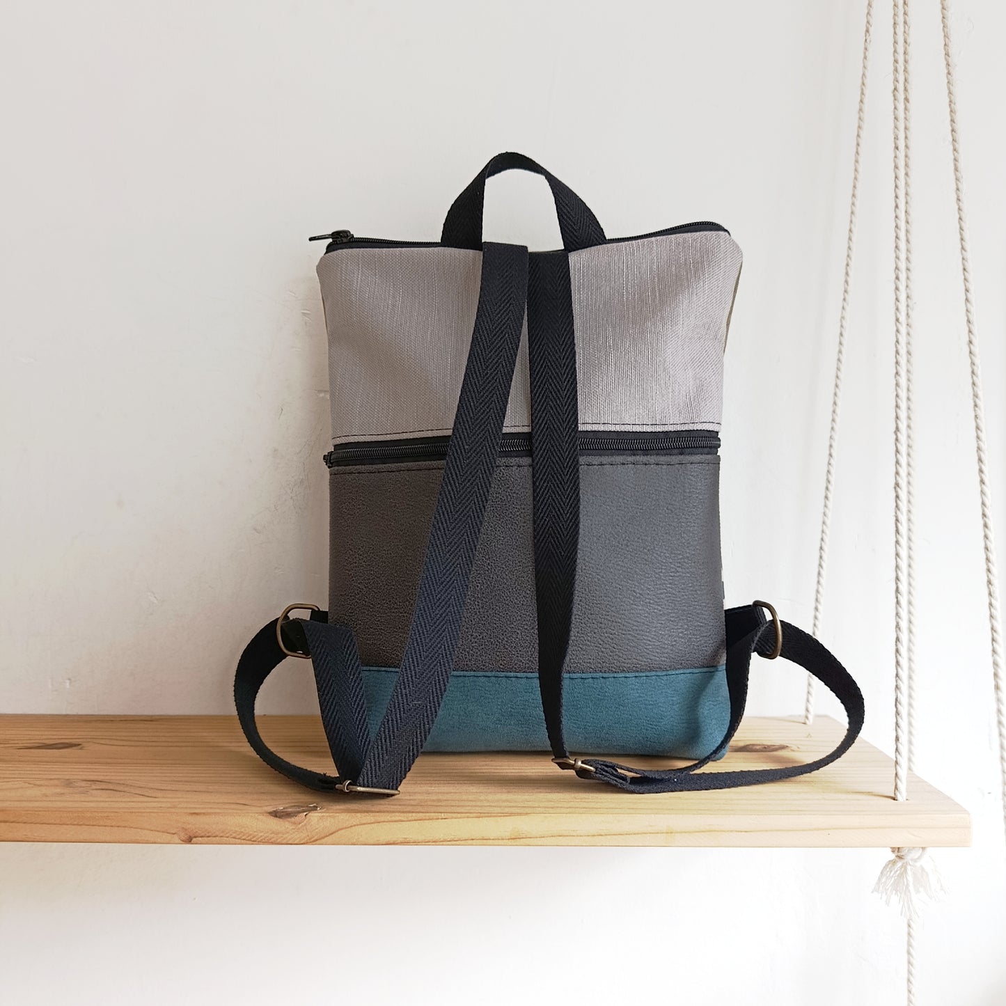 Mochila alta con huellitas azules, kaki y azul