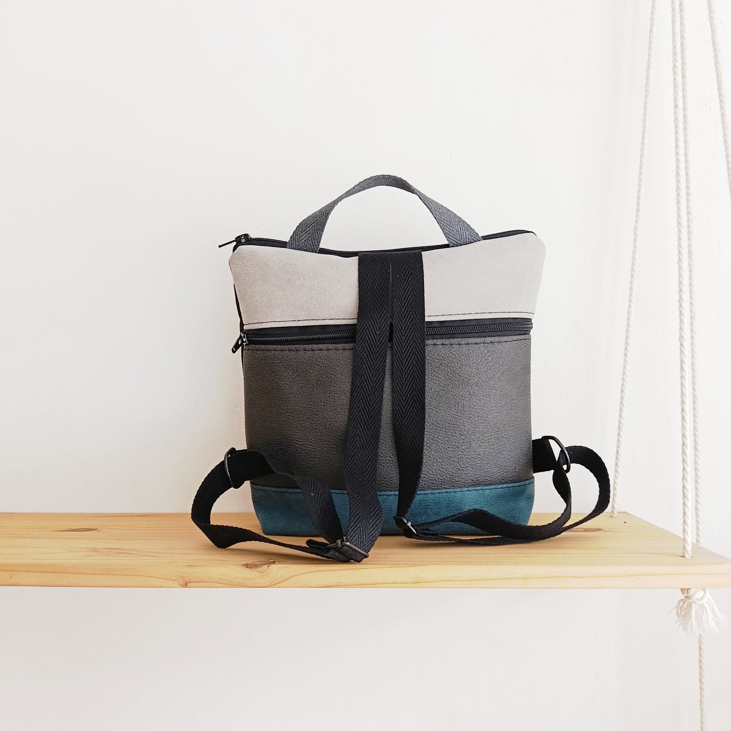 Mochila sloOw cuadrada Líneas verticales, con azul y gris
