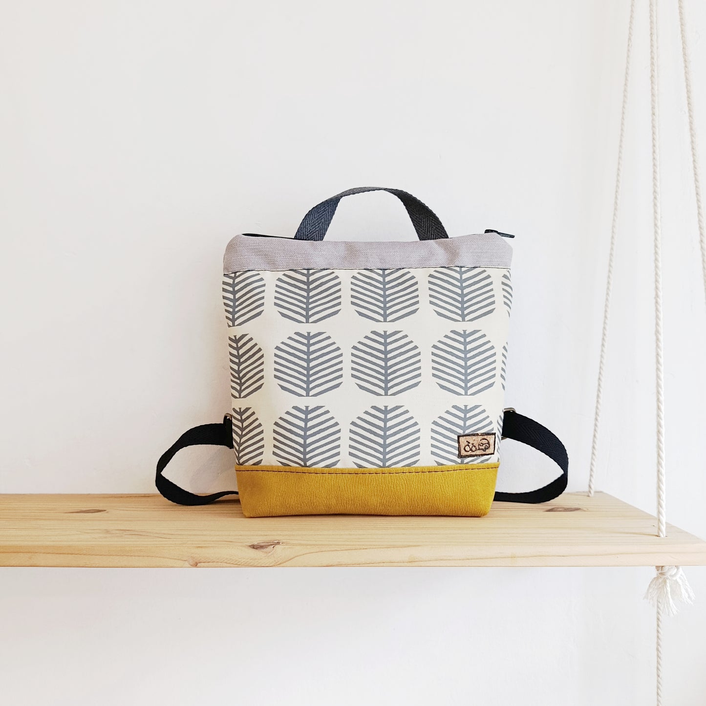 Mochila cuadrada con tela de Arbolitos grises, mostaza y gris