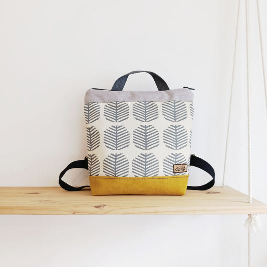 Mochila cuadrada con tela de Arbolitos grises, mostaza y gris