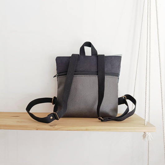 Mochila de solapa con huellas turquesas y azul claro