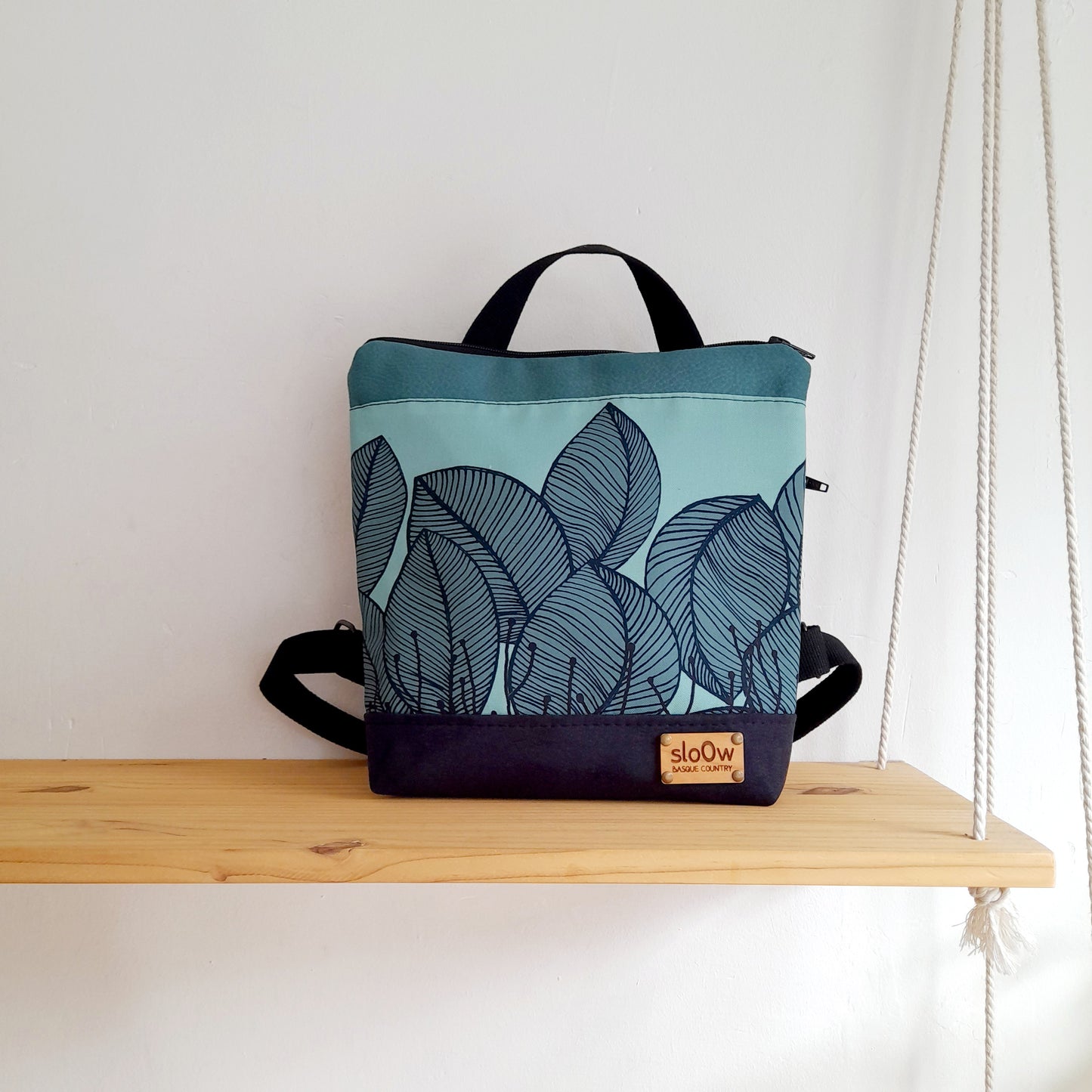 Mochila cuadrada sloOw de Hojas turquesas con negro