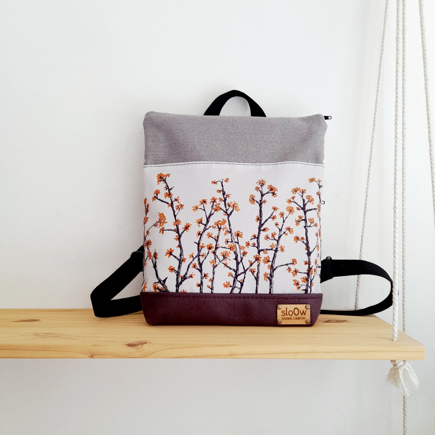 Mochila alta sloOw. Ramas japonesas con morado y gris