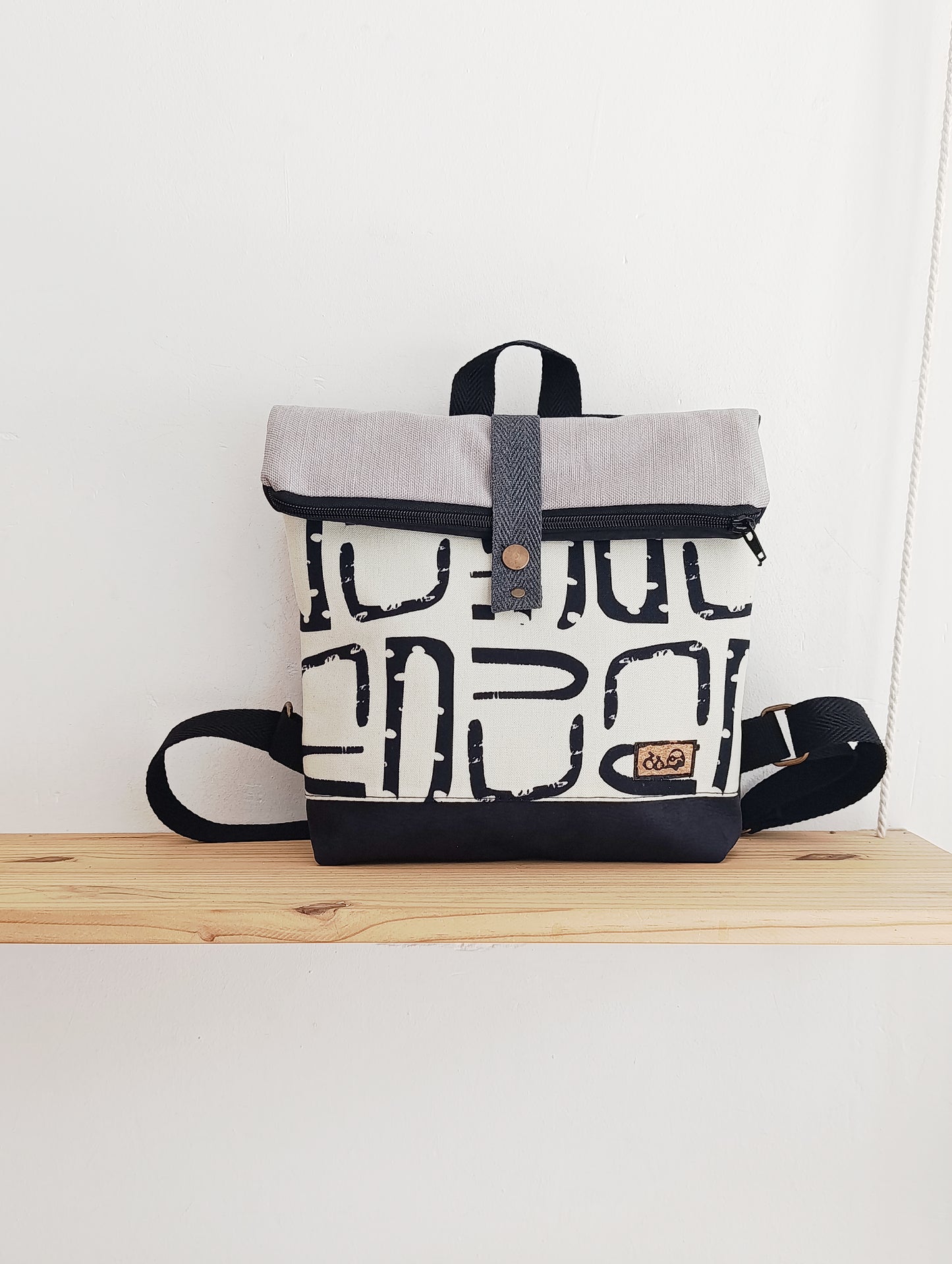 Mochila de solapa con formas orgánicas blanco y negro con grises