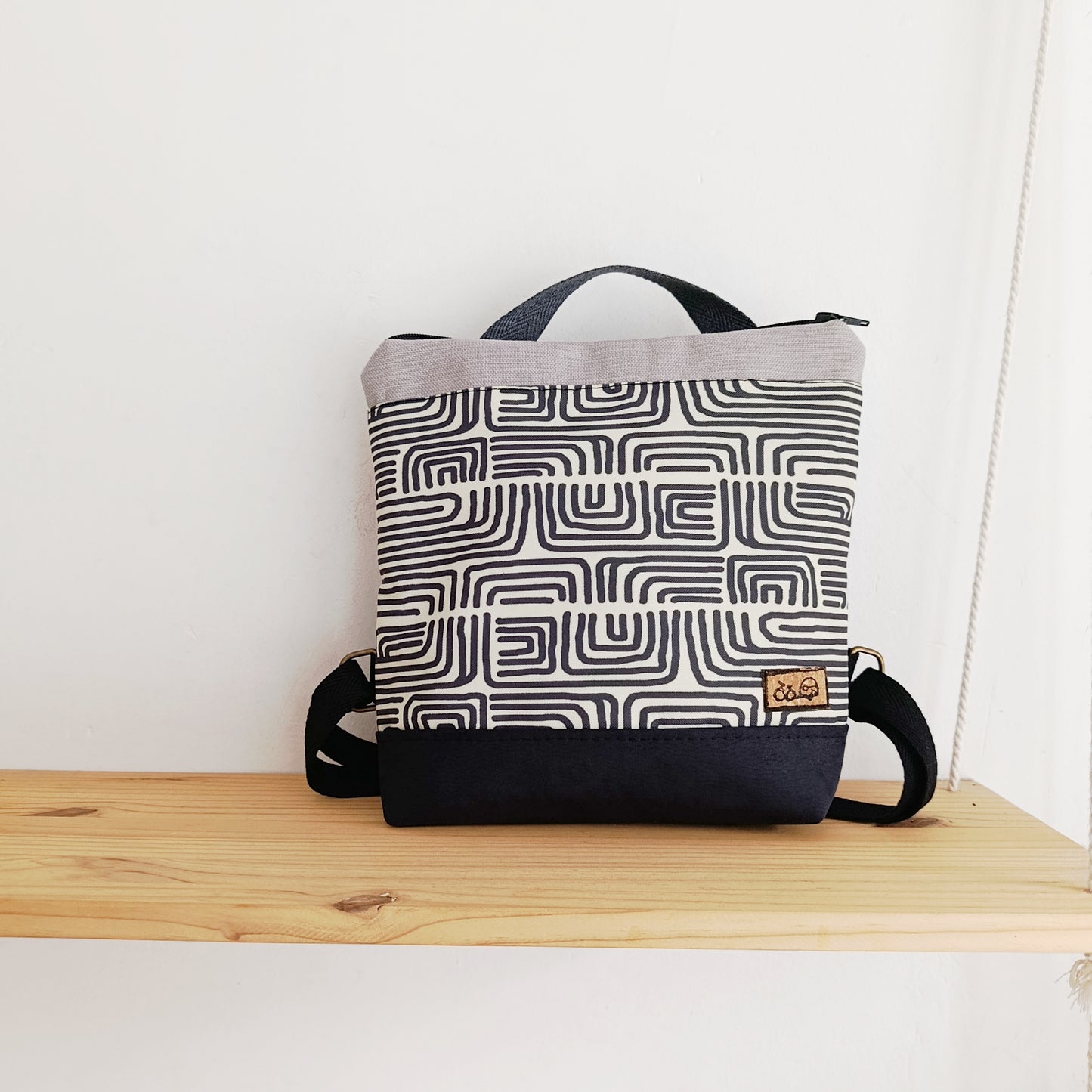 Mochila cuadrada con tela de Laberintos grises, negro y gris