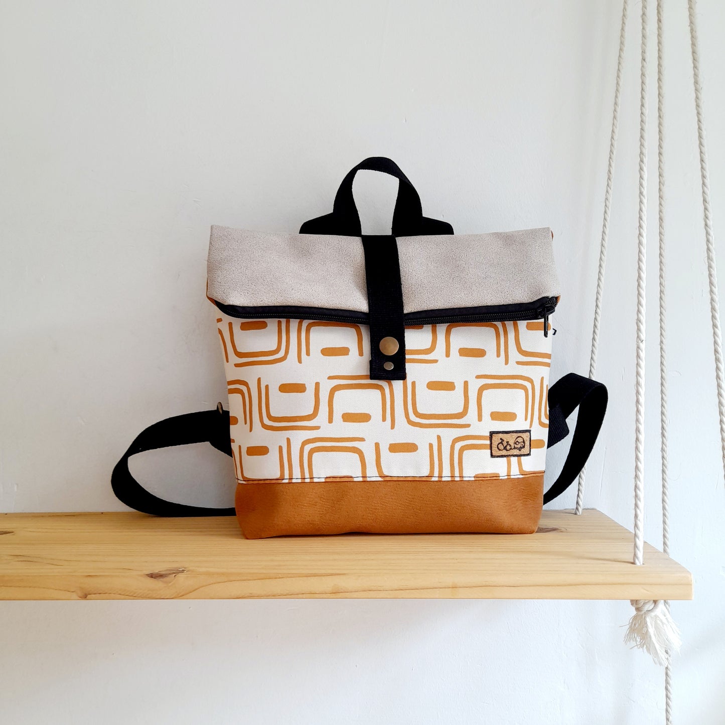 Mochila de solapa con geometría blanca y camel con beige