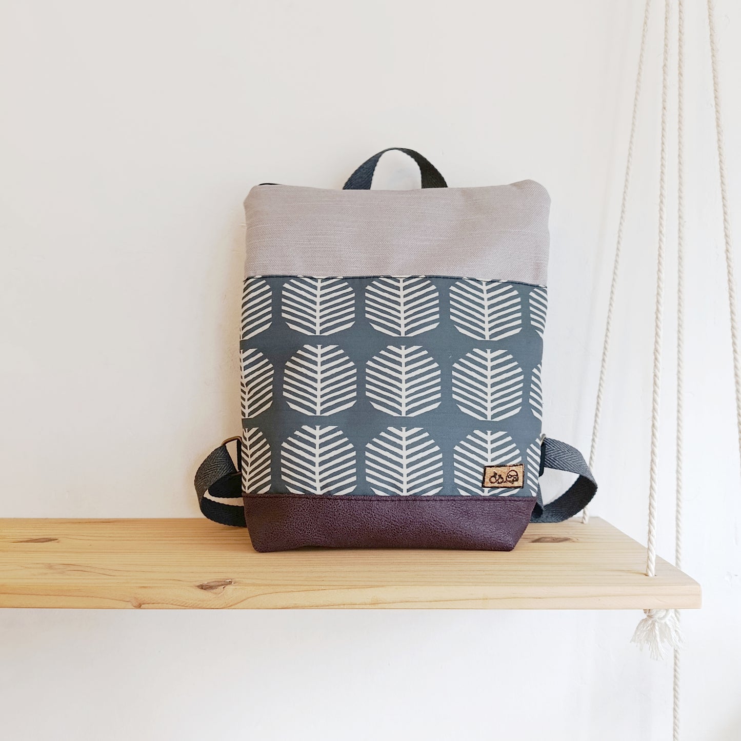 Mochila alta con tela de arbolitos azules, gris y morado