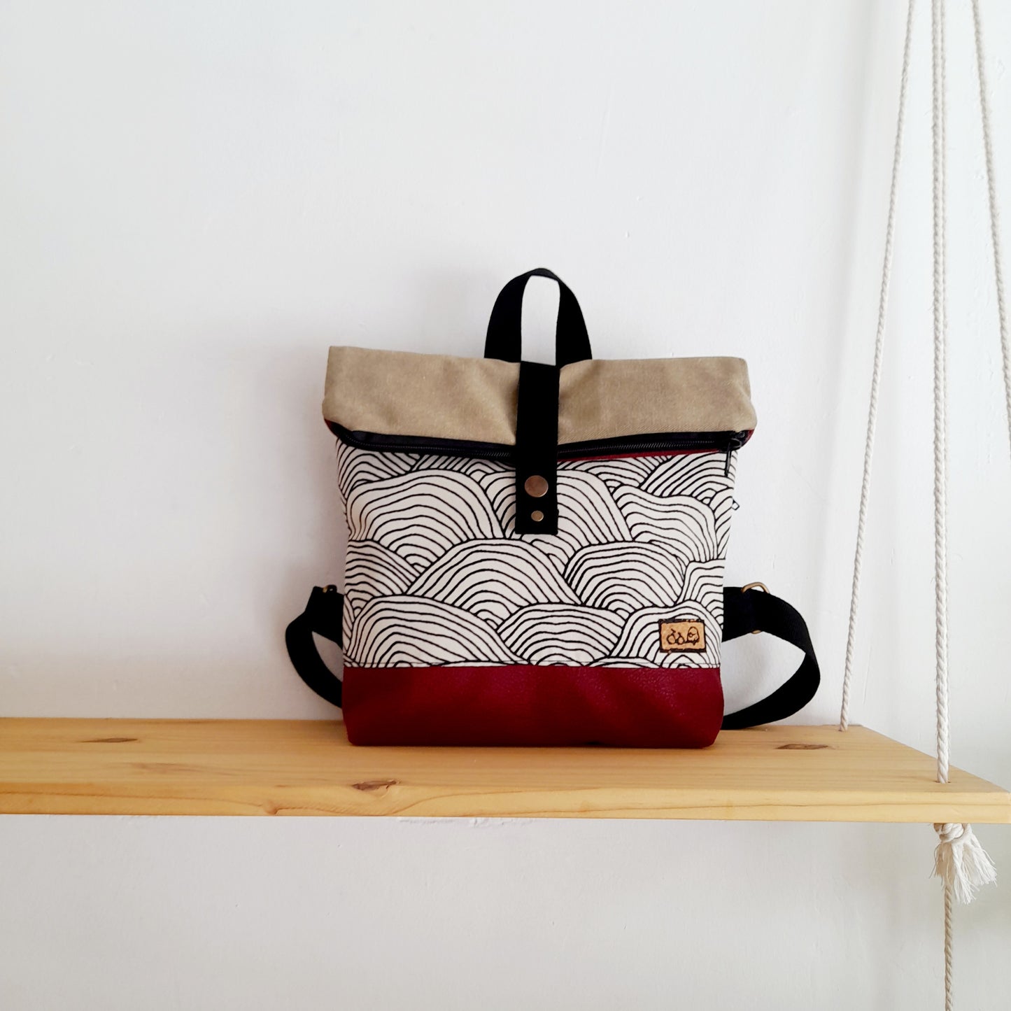 Mochila de solapa con ondas blanco y negro, granate y kaki