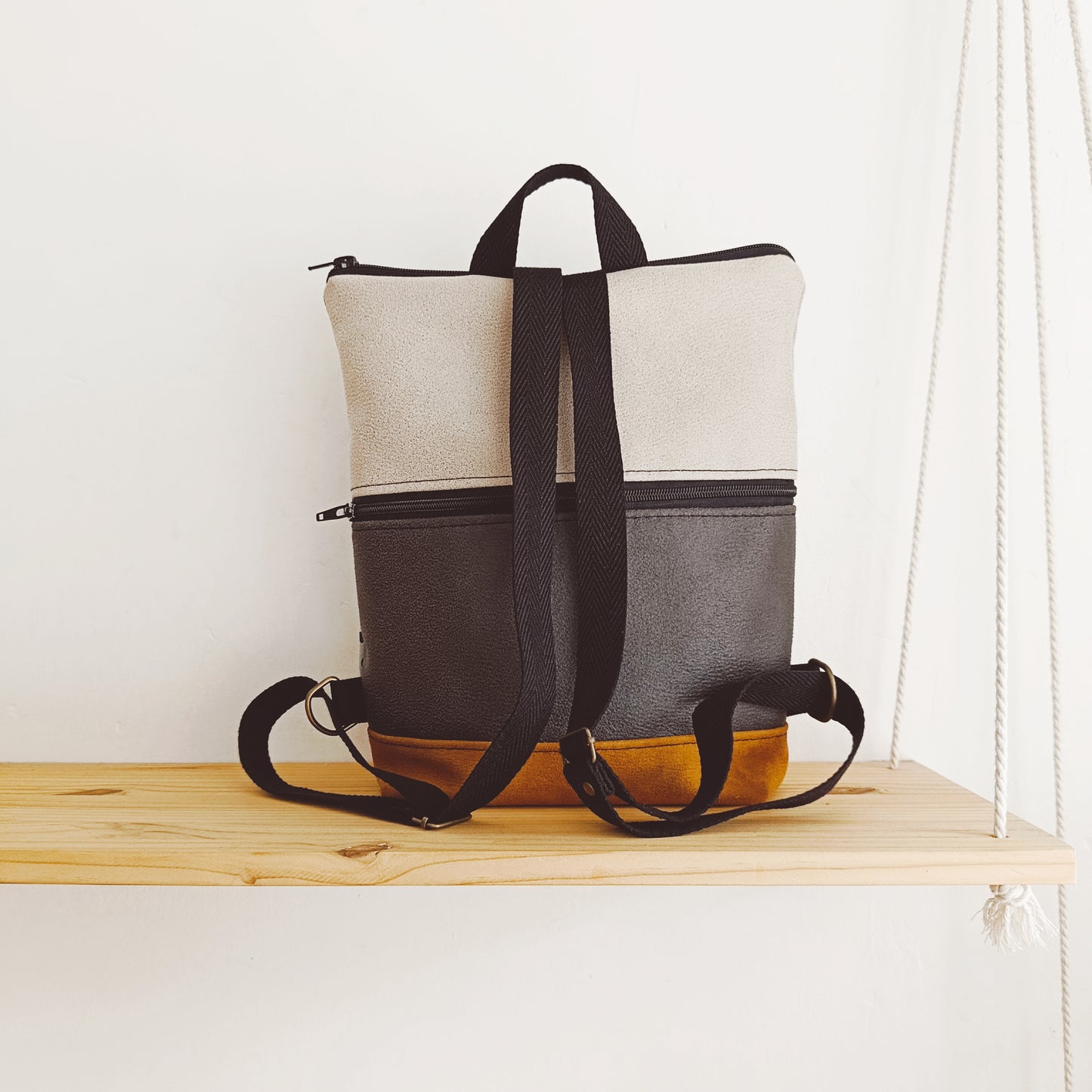 Mochila alta sloOw. Textura beige con base camel