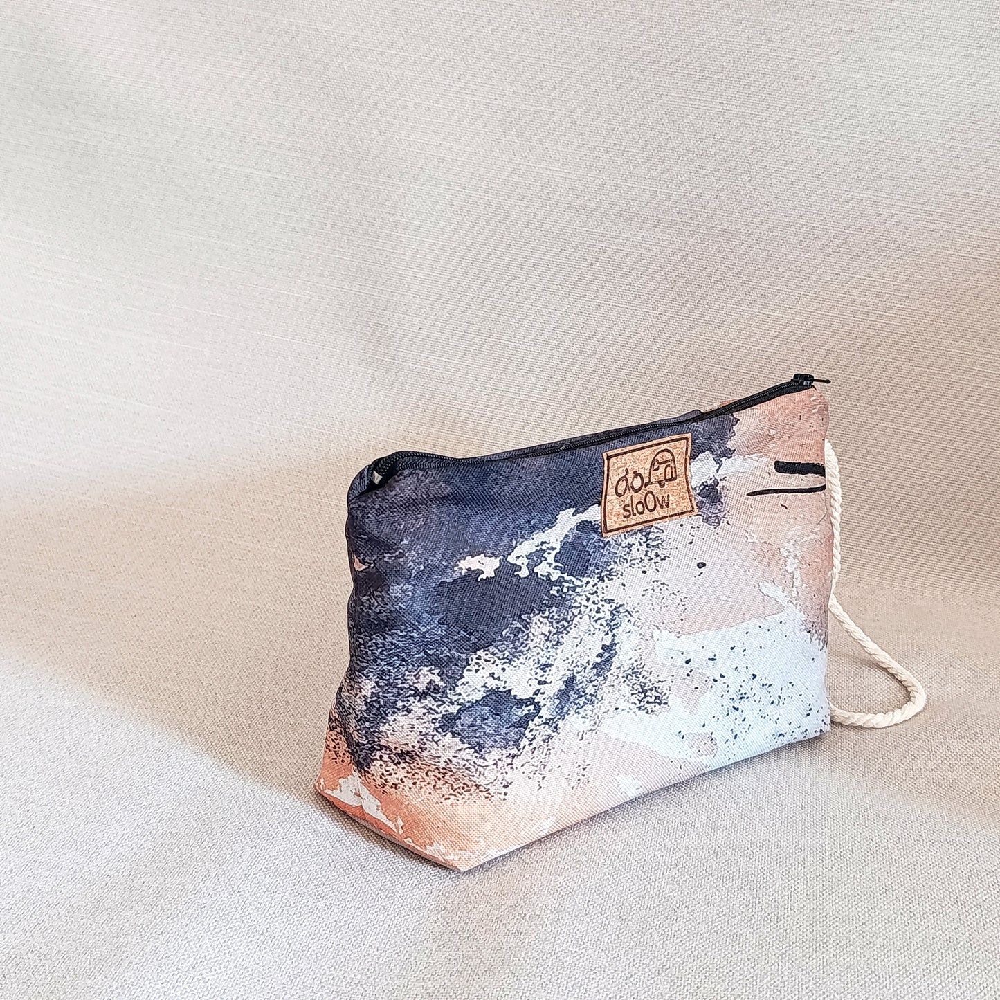 Neceser sloOw con Textura beige y base oscura