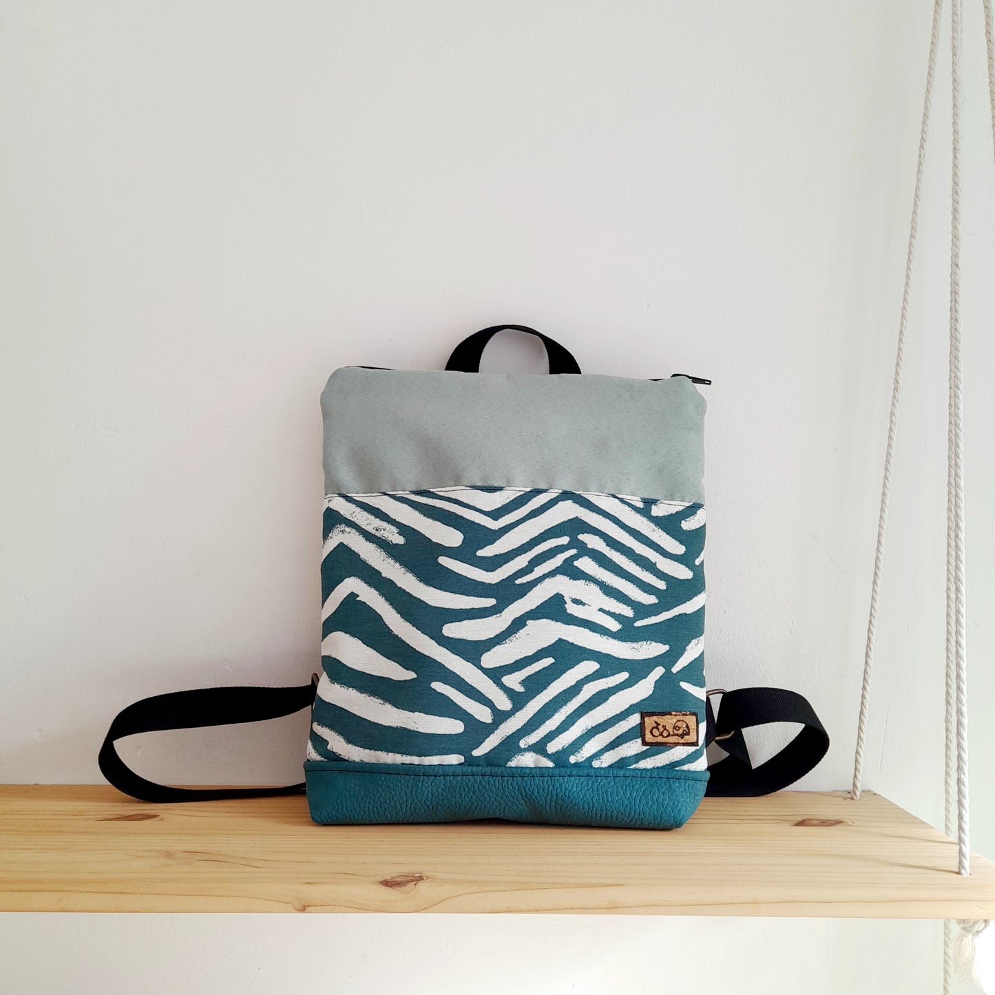 Mochila rectángulo con trazos en turquesa y azul claro