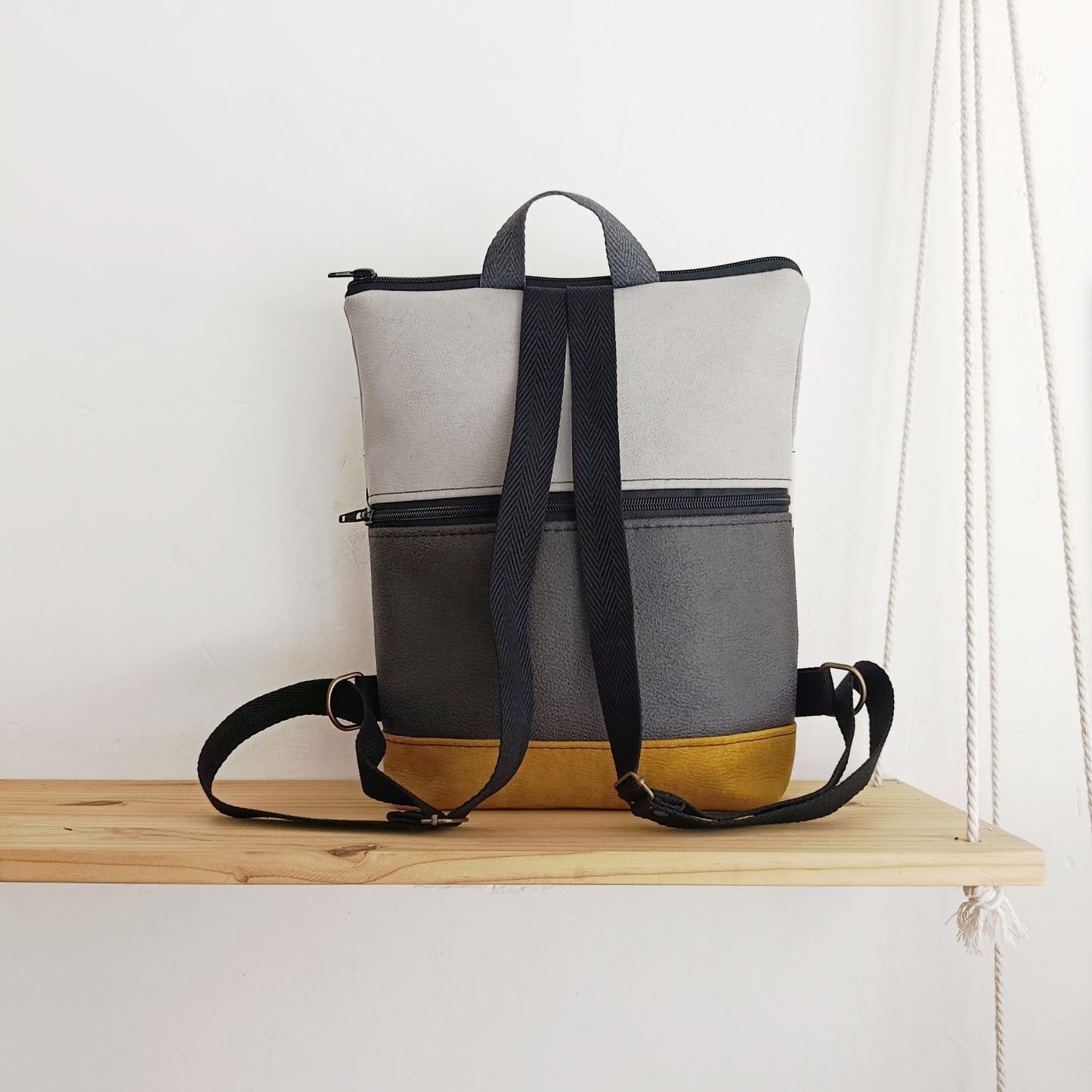 Mochila alta con circulitos, mostaza y gris claro