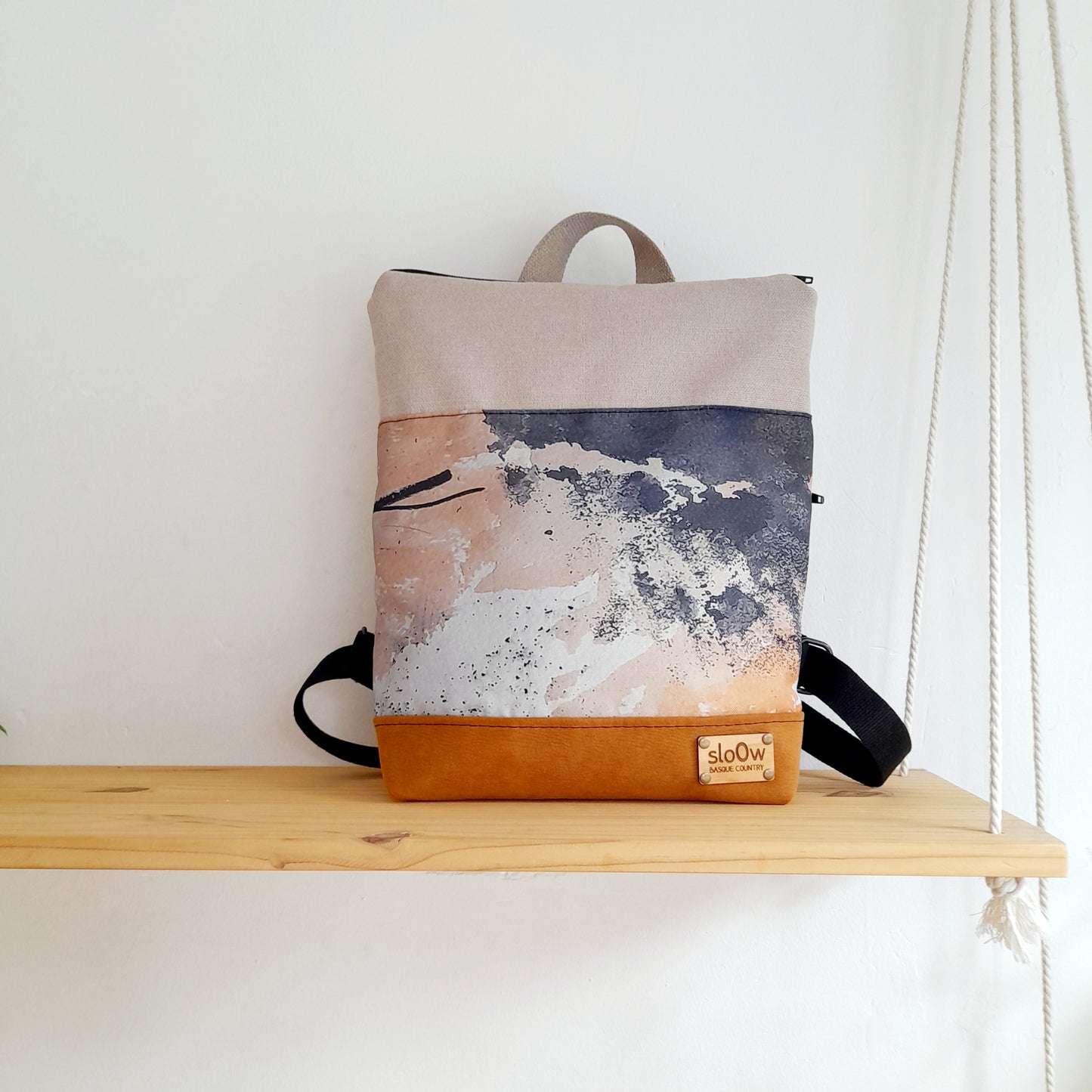 Mochila alta sloOw. Textura beige con base camel