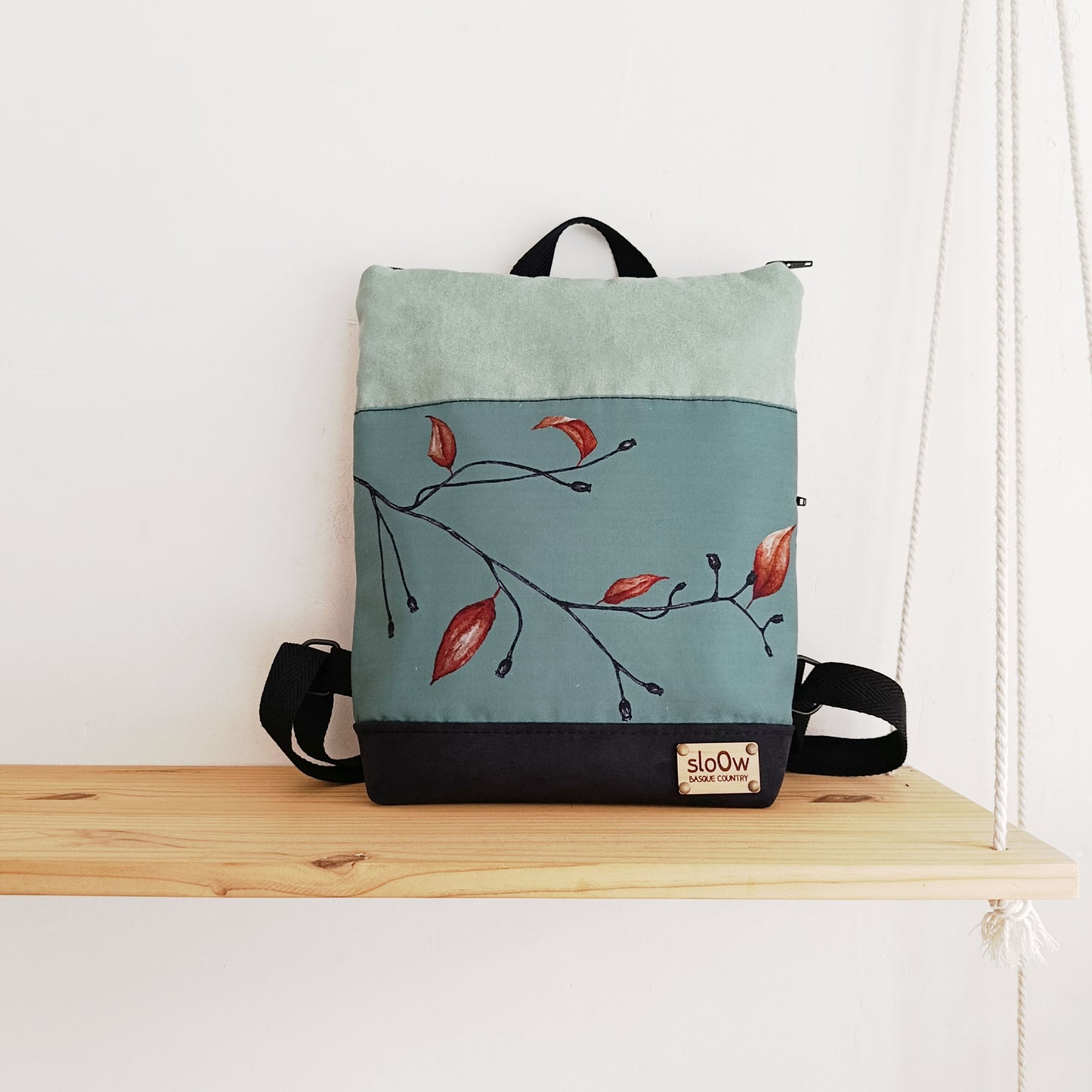 Mochila alta sloOw. Hojas con fondo turquesa, negro y azul