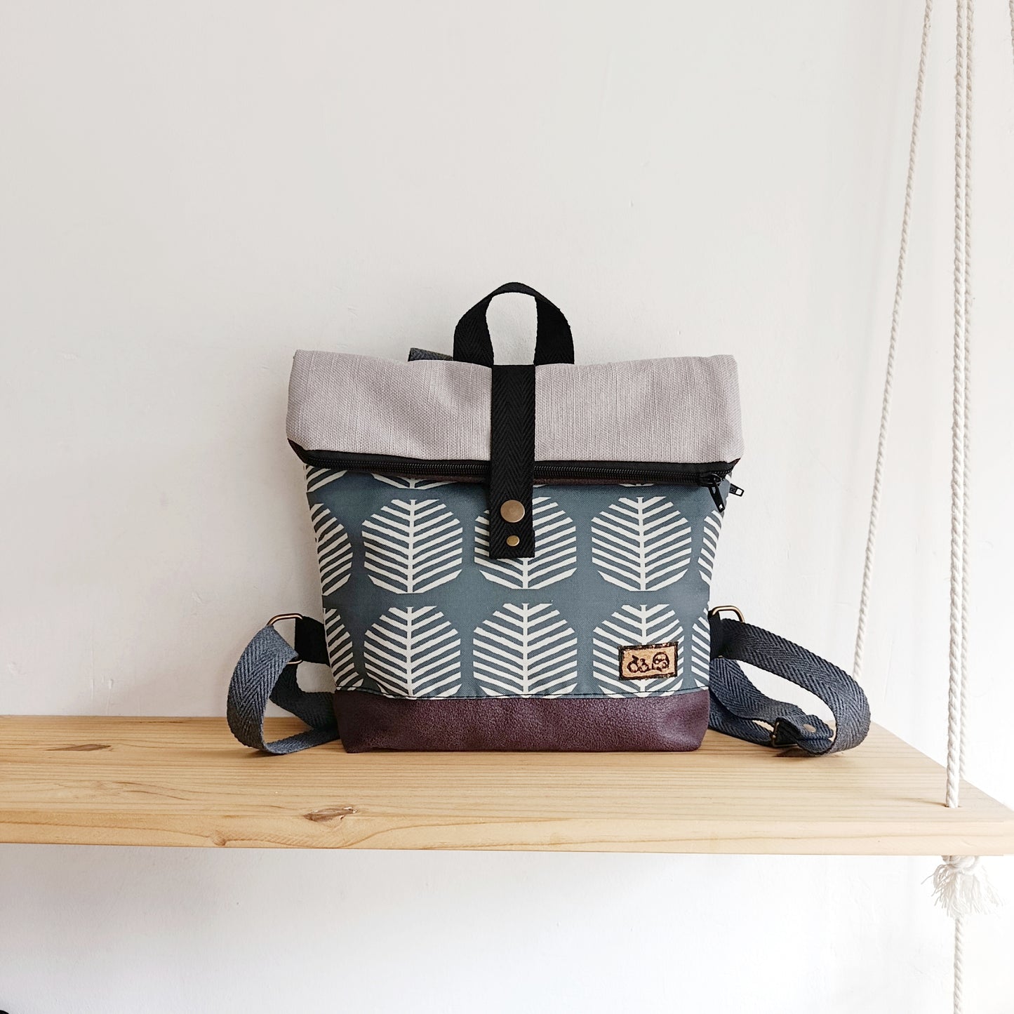 Mochila de solapa con arbolillos, morado y gris claro