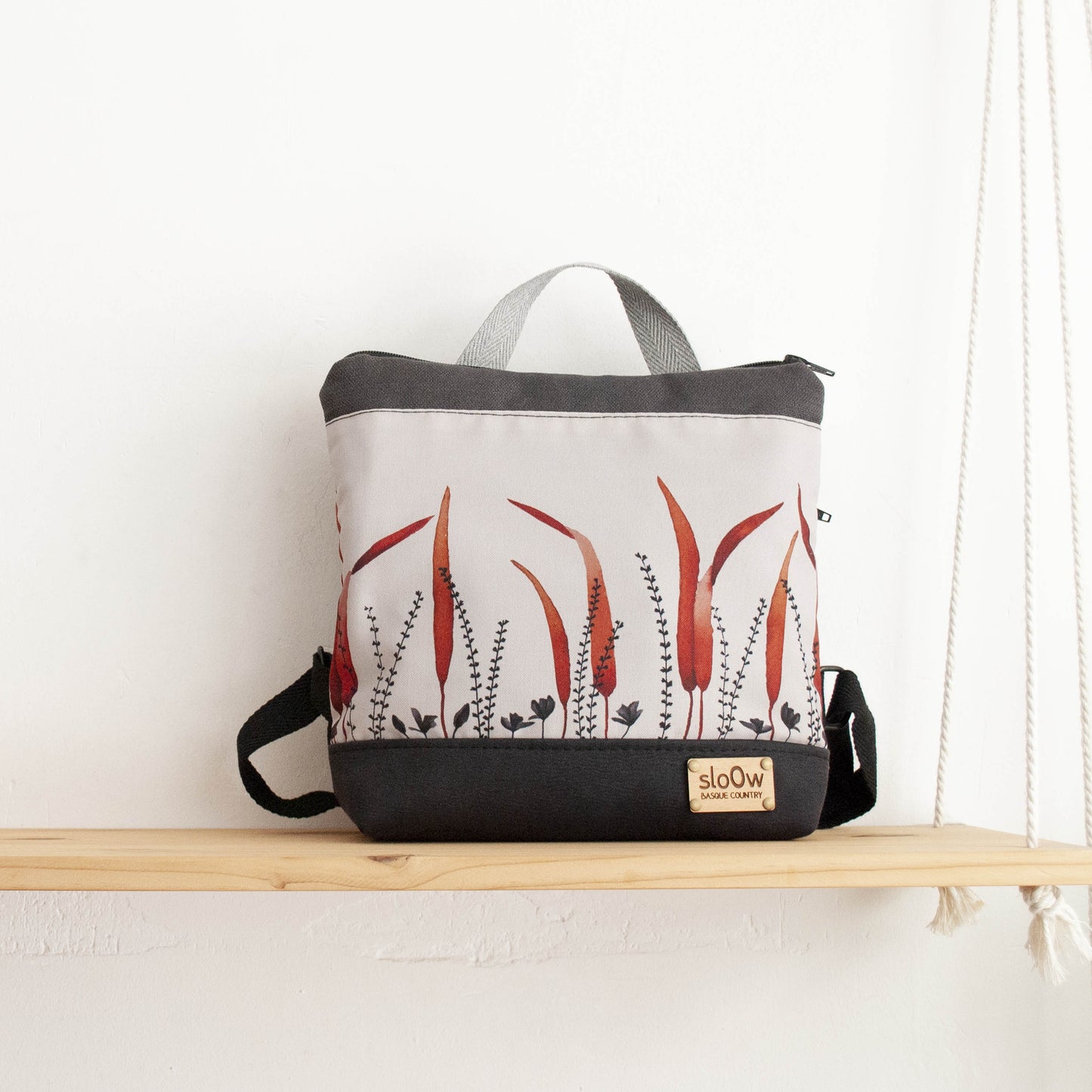 Mochila cuadrada sloOw de Hierbas rojas con negro y gris